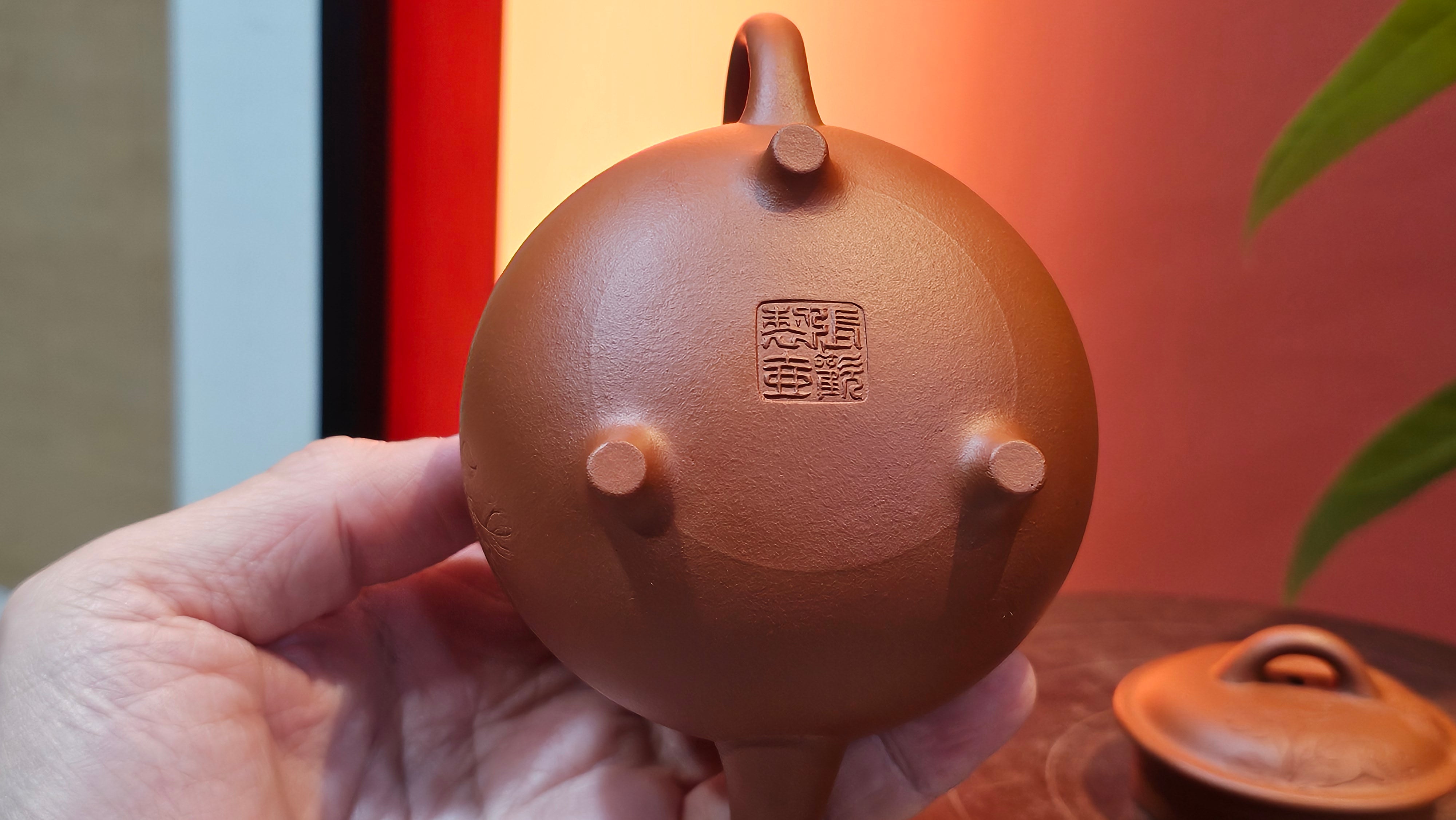 Meng Chen San Zu《孟臣三足》, 187.6ml, Xiao Hong Ni 小红泥, by our Craftsman Zhang Huan 张欢, Engraving by Craftsman Pe'eng Pe'eng 芃芃。~ Congratulations to Ms S.M.!!, 1827hrs 17th July 2025, Velden! The Netherlands 🇳🇱.