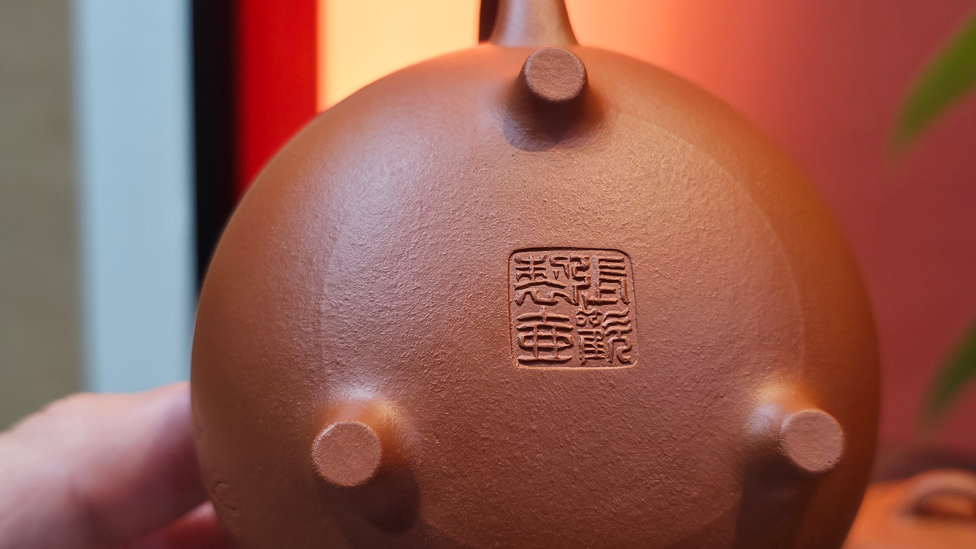 Meng Chen San Zu《孟臣三足》, 187.6ml, Xiao Hong Ni 小红泥, by our Craftsman Zhang Huan 张欢, Engraving by Craftsman Pe'eng Pe'eng 芃芃。~ Congratulations to Ms S.M.!!, 1827hrs 17th July 2025, Velden! The Netherlands 🇳🇱.