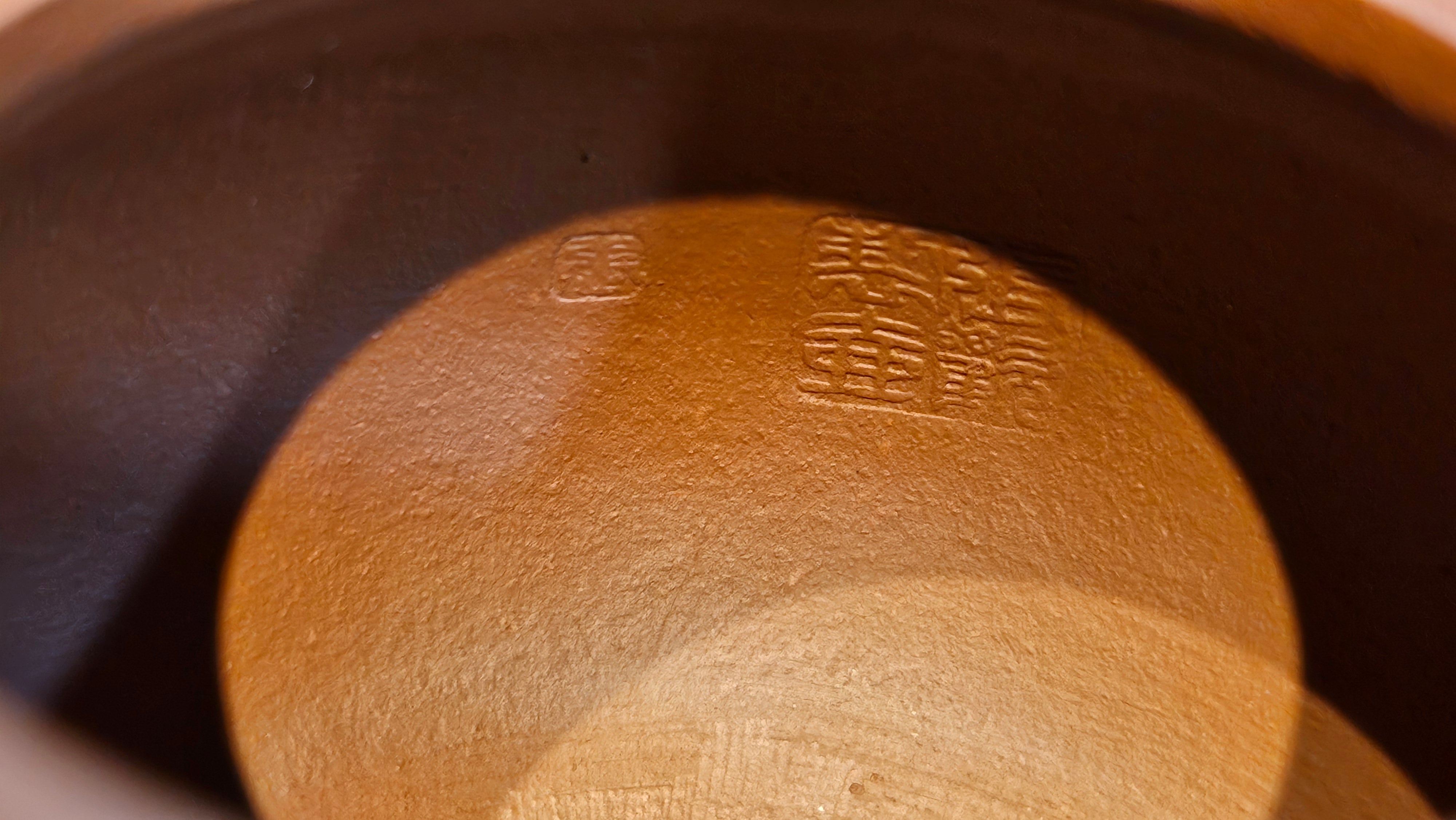 Meng Chen San Zu《孟臣三足》, 187.6ml, Xiao Hong Ni 小红泥, by our Craftsman Zhang Huan 张欢, Engraving by Craftsman Pe'eng Pe'eng 芃芃。~ Congratulations to Ms S.M.!!, 1827hrs 17th July 2025, Velden! The Netherlands 🇳🇱.