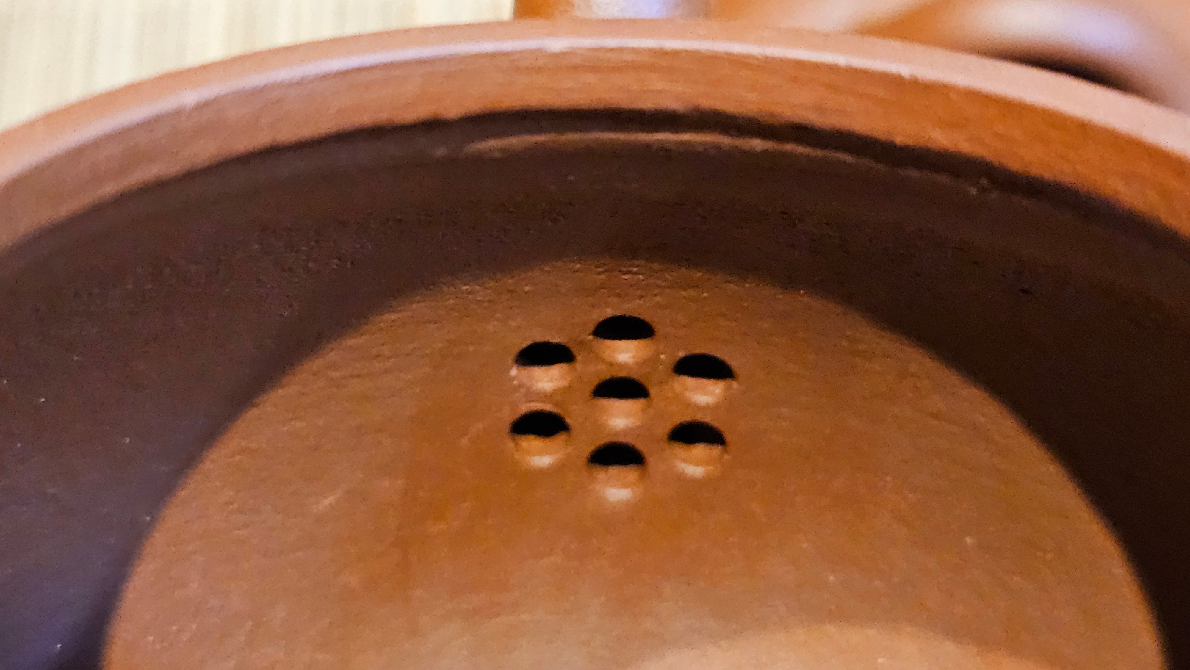 Meng Chen San Zu《孟臣三足》, 187.6ml, Xiao Hong Ni 小红泥, by our Craftsman Zhang Huan 张欢, Engraving by Craftsman Pe'eng Pe'eng 芃芃。~ Congratulations to Ms S.M.!!, 1827hrs 17th July 2025, Velden! The Netherlands 🇳🇱.