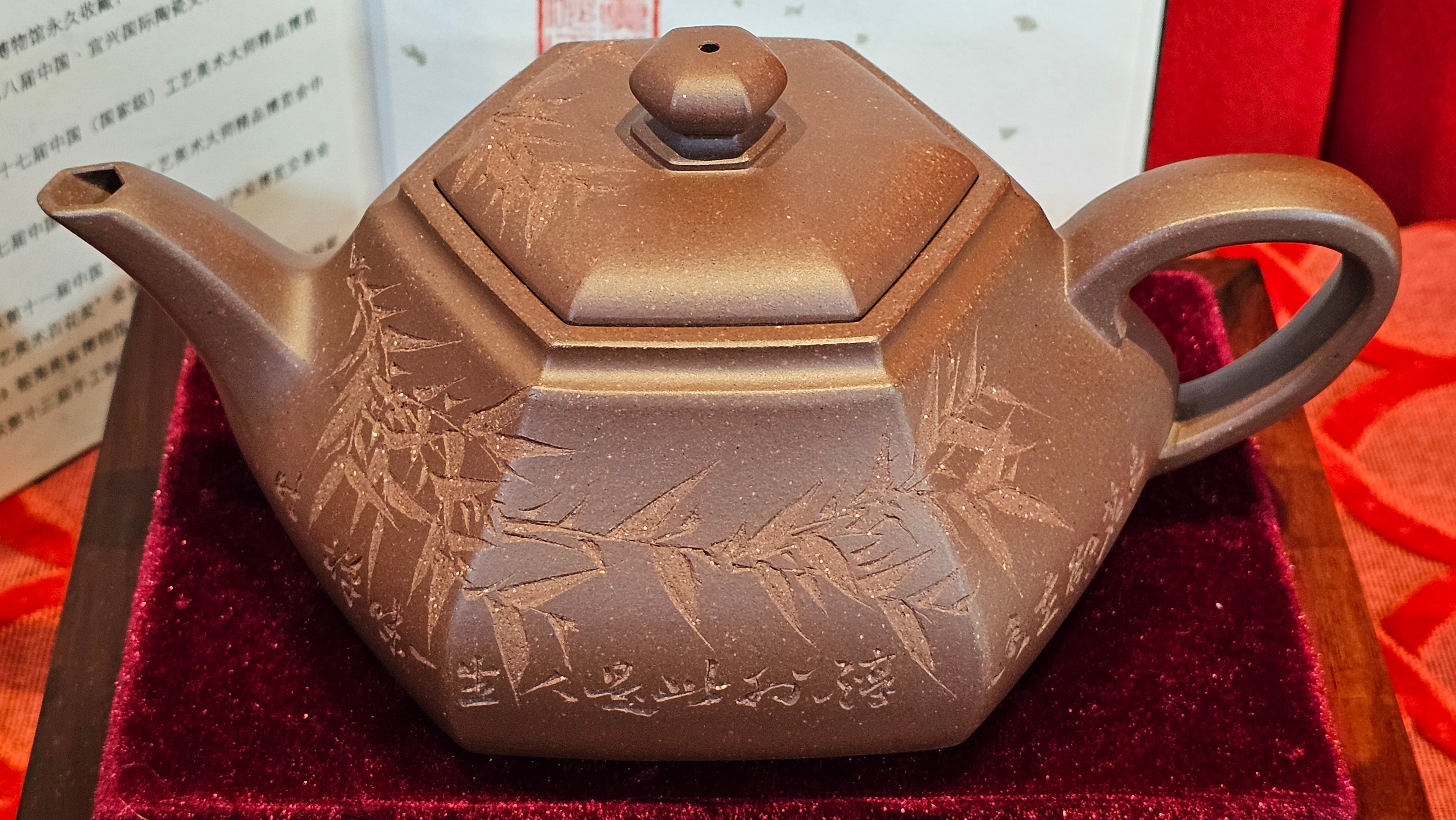 《六方半月》"Liu Fang Ban Yue", 289.3ml, "品茗却在香醇外，此是人生一味禅" and Bamboo engraving, Di Cao Qing Zi Ni 底槽青紫泥, by L2A Senior Consummate Artist Yuan Hui 袁辉 ~ Congratulations to Mr J.G., 0150hrs 20th July 2025! New South Wales, Australia🇦🇺!