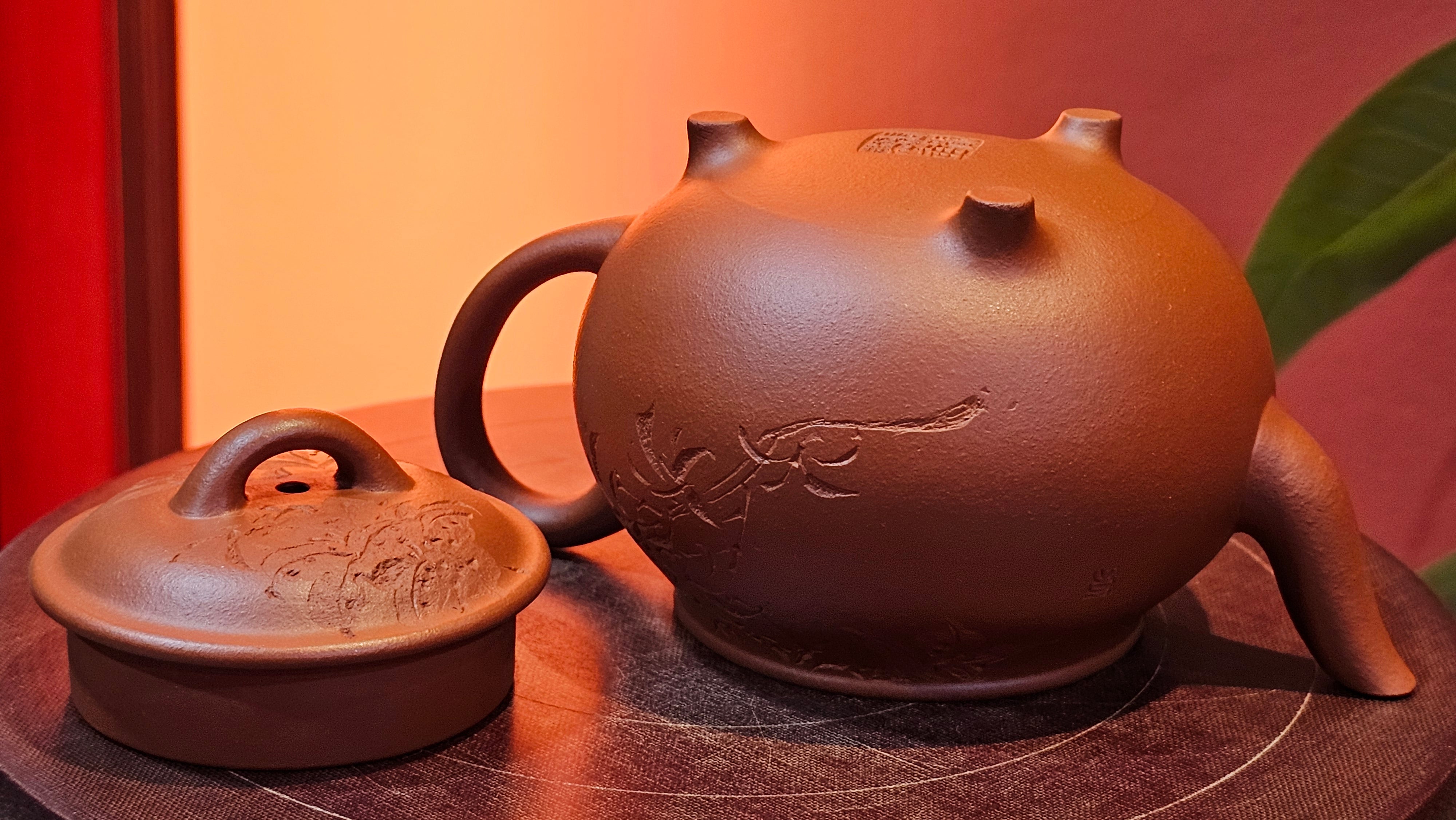 Meng Chen San Zu《孟臣三足》, 186.6ml, Xiao Hong Ni 小红泥, by our Craftsman Zhang Huan 张欢, Engraving by Craftsman Pe'eng Pe'eng 芃芃 ~ Congratulations!to Ms C.W., 1158hrs 20th July 2025, Sunnyvale, CA.