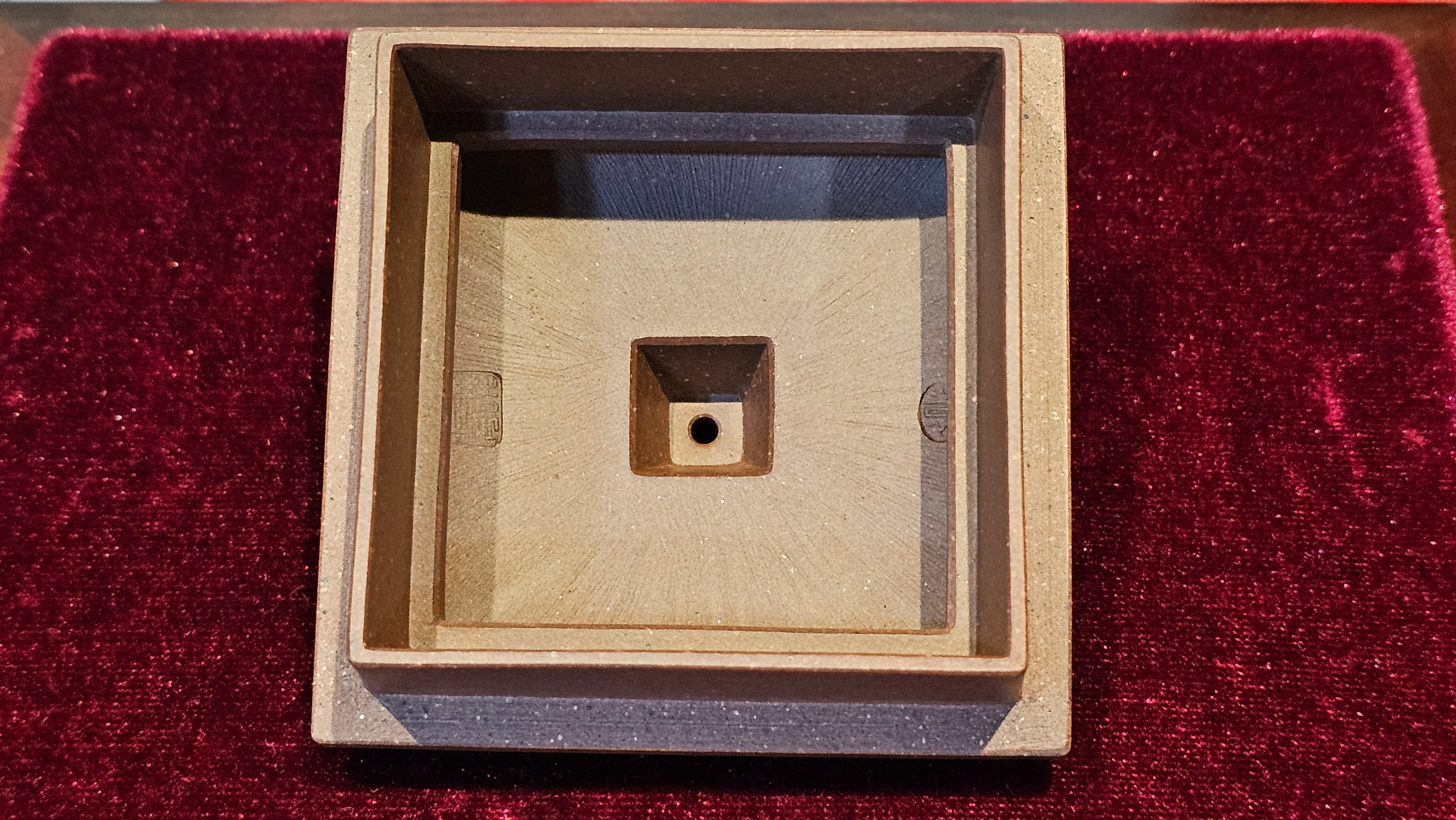 《若思四方》"Ruo Si Si Fang", 251.9ml, with Engraving, Di Cao Qing Zi Ni 底槽青紫泥, by L2A Senior Consummate Artist Yuan Hui 袁辉 ~ Congratulations to Mr D.H.! 0859hrs 13th Sept 2025, Baldwin Park! CA.