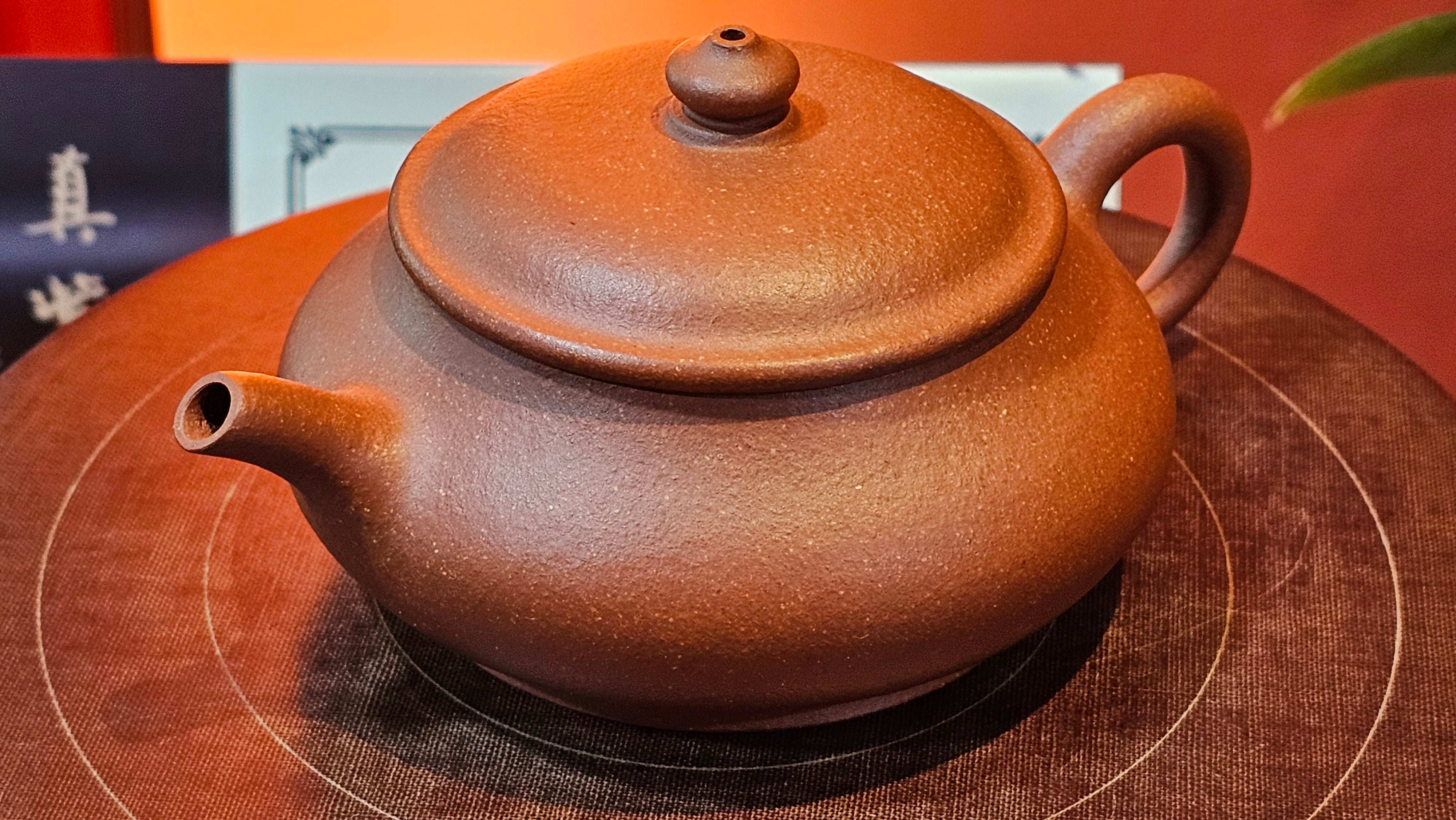 Ming Lu 明炉, 157.6ml, Hong Jiang Po Ni 红降坡泥, by our Collaborative Craftsman Chen Gui Zhi 陈桂枝。(Red JiangPoNi is rarer than Yellow JiangPoNi, XiaoMeiYao ZhuNi & ZhaoZhuang ZhuNi) ~ Congratulations to Mr J.K.! 1815hrs 1st August 2025, Stolberg, Germany🇩🇪