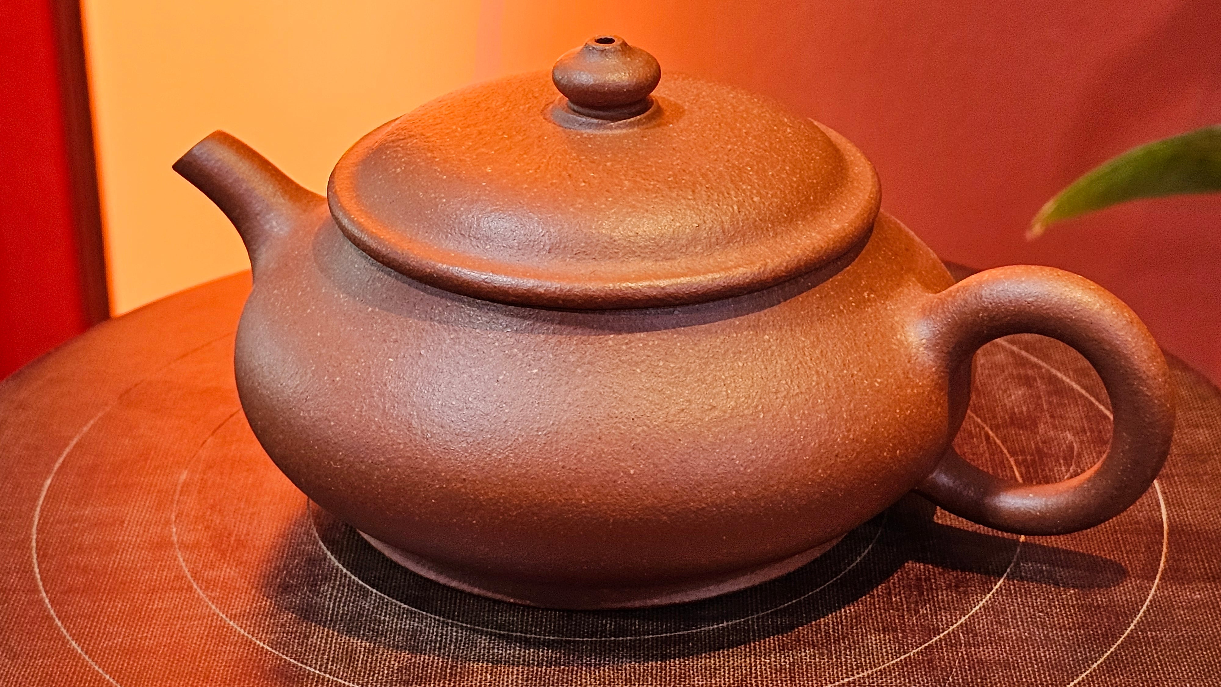 Ming Lu 明炉, 157.6ml, Hong Jiang Po Ni 红降坡泥, by our Collaborative Craftsman Chen Gui Zhi 陈桂枝。(Red JiangPoNi is rarer than Yellow JiangPoNi, XiaoMeiYao ZhuNi & ZhaoZhuang ZhuNi) ~ Congratulations to Mr J.K.! 1815hrs 1st August 2025, Stolberg, Germany🇩🇪