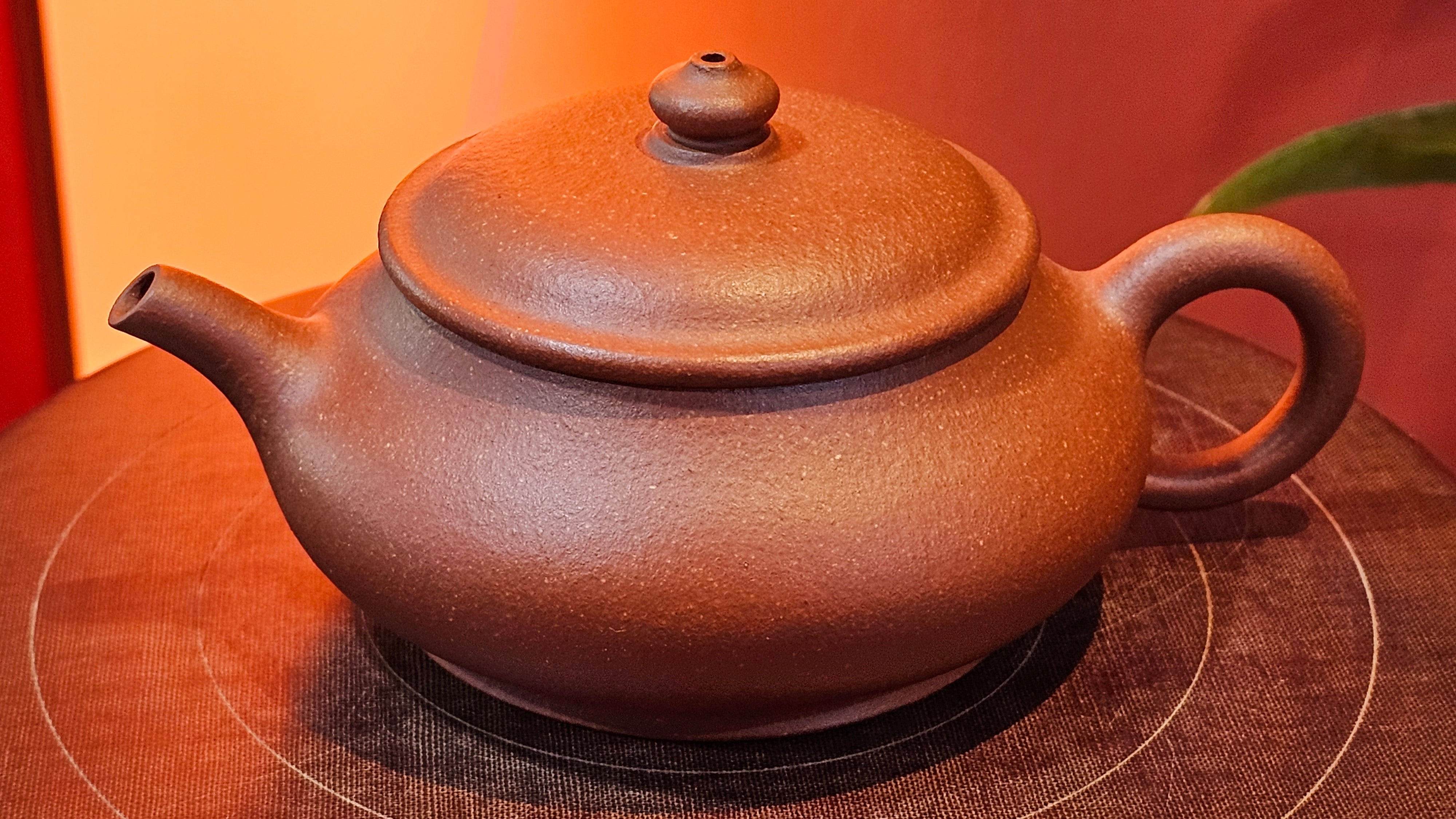 Ming Lu 明炉, 157.6ml, Hong Jiang Po Ni 红降坡泥, by our Collaborative Craftsman Chen Gui Zhi 陈桂枝。(Red JiangPoNi is rarer than Yellow JiangPoNi, XiaoMeiYao ZhuNi & ZhaoZhuang ZhuNi) ~ Congratulations to Mr J.K.! 1815hrs 1st August 2025, Stolberg, Germany🇩🇪