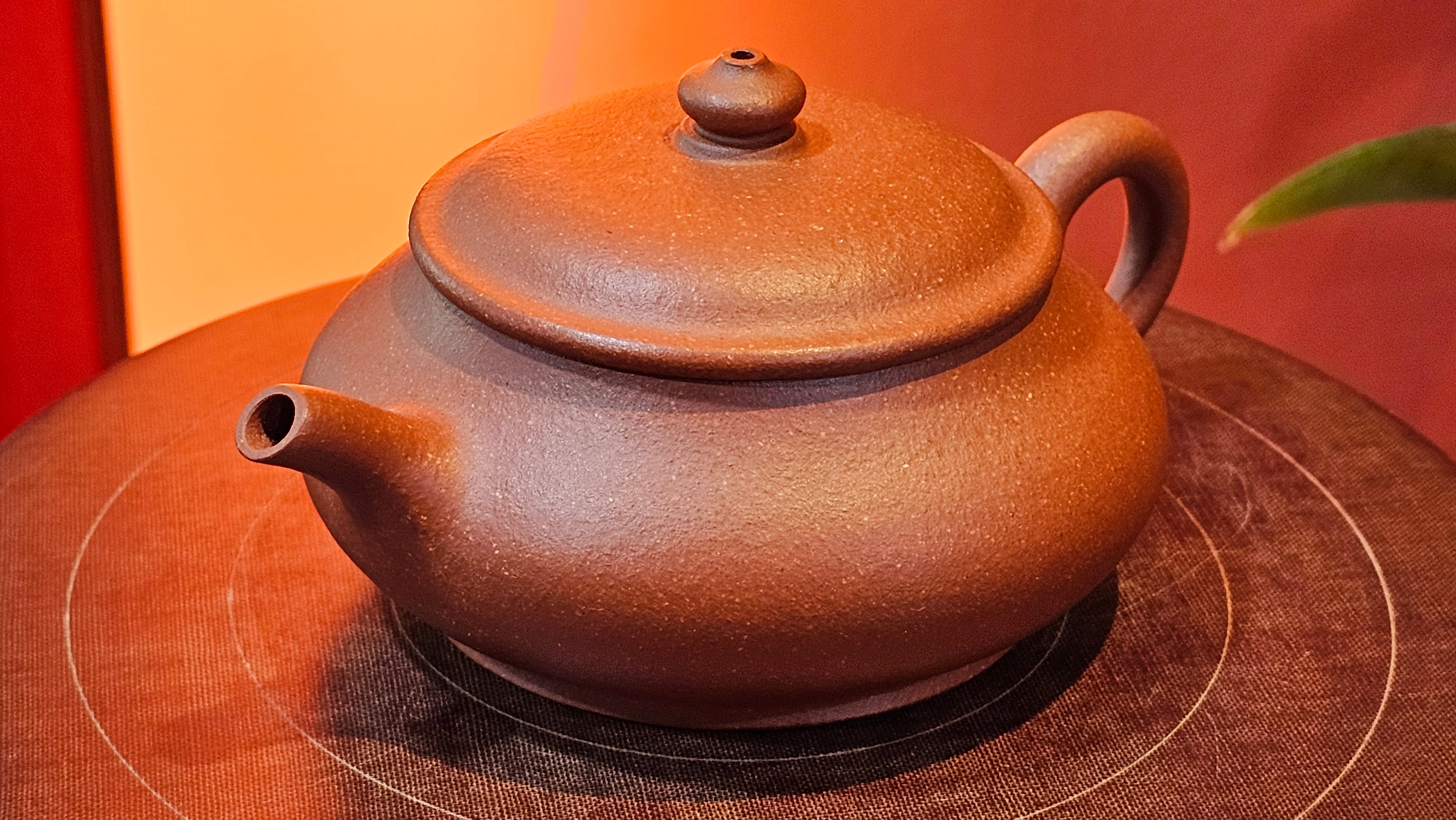 Ming Lu 明炉, 157.6ml, Hong Jiang Po Ni 红降坡泥, by our Collaborative Craftsman Chen Gui Zhi 陈桂枝。(Red JiangPoNi is rarer than Yellow JiangPoNi, XiaoMeiYao ZhuNi & ZhaoZhuang ZhuNi) ~ Congratulations to Mr J.K.! 1815hrs 1st August 2025, Stolberg, Germany🇩🇪