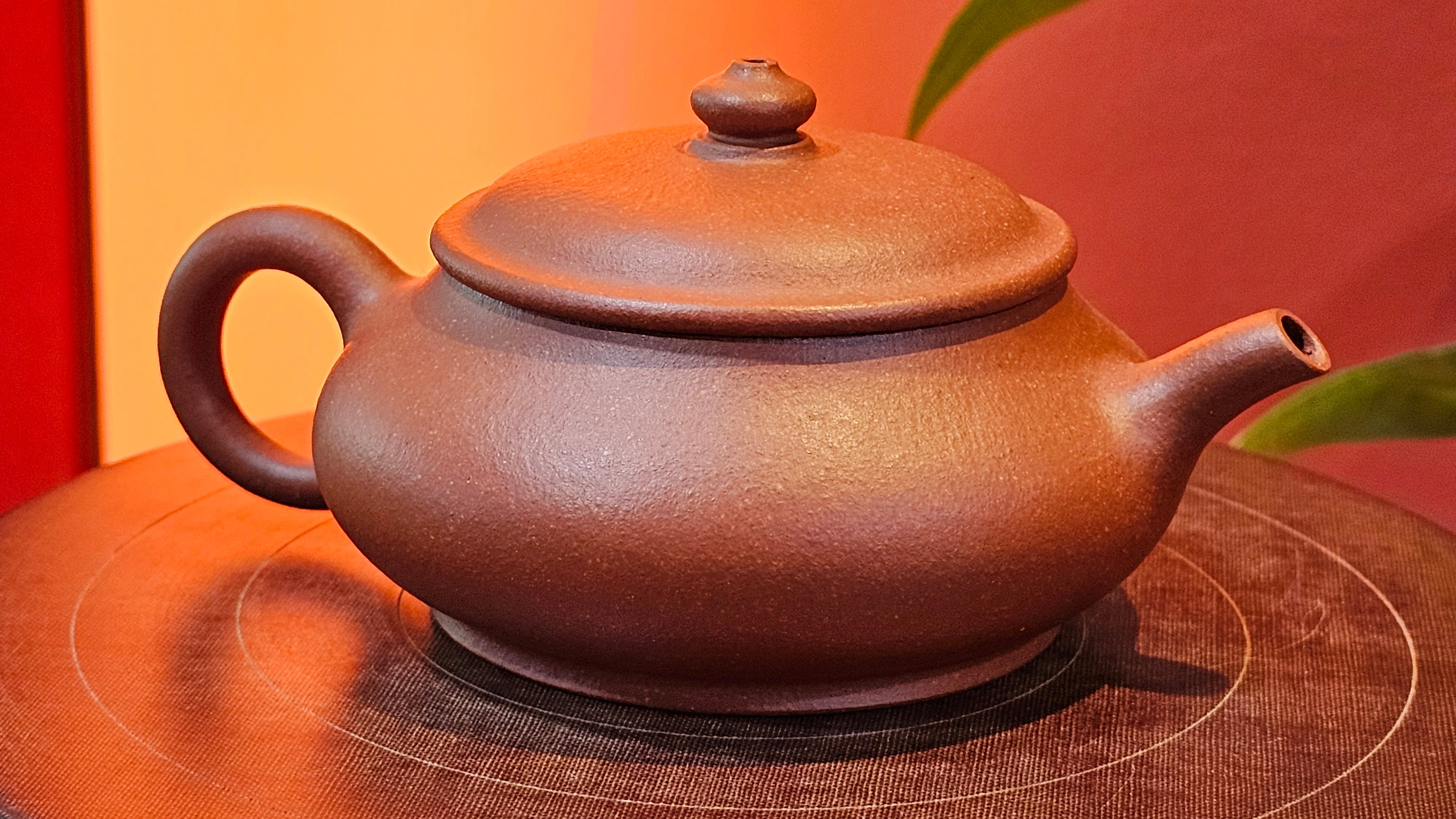 Ming Lu 明炉, 157.6ml, Hong Jiang Po Ni 红降坡泥, by our Collaborative Craftsman Chen Gui Zhi 陈桂枝。(Red JiangPoNi is rarer than Yellow JiangPoNi, XiaoMeiYao ZhuNi & ZhaoZhuang ZhuNi) ~ Congratulations to Mr J.K.! 1815hrs 1st August 2025, Stolberg, Germany🇩🇪