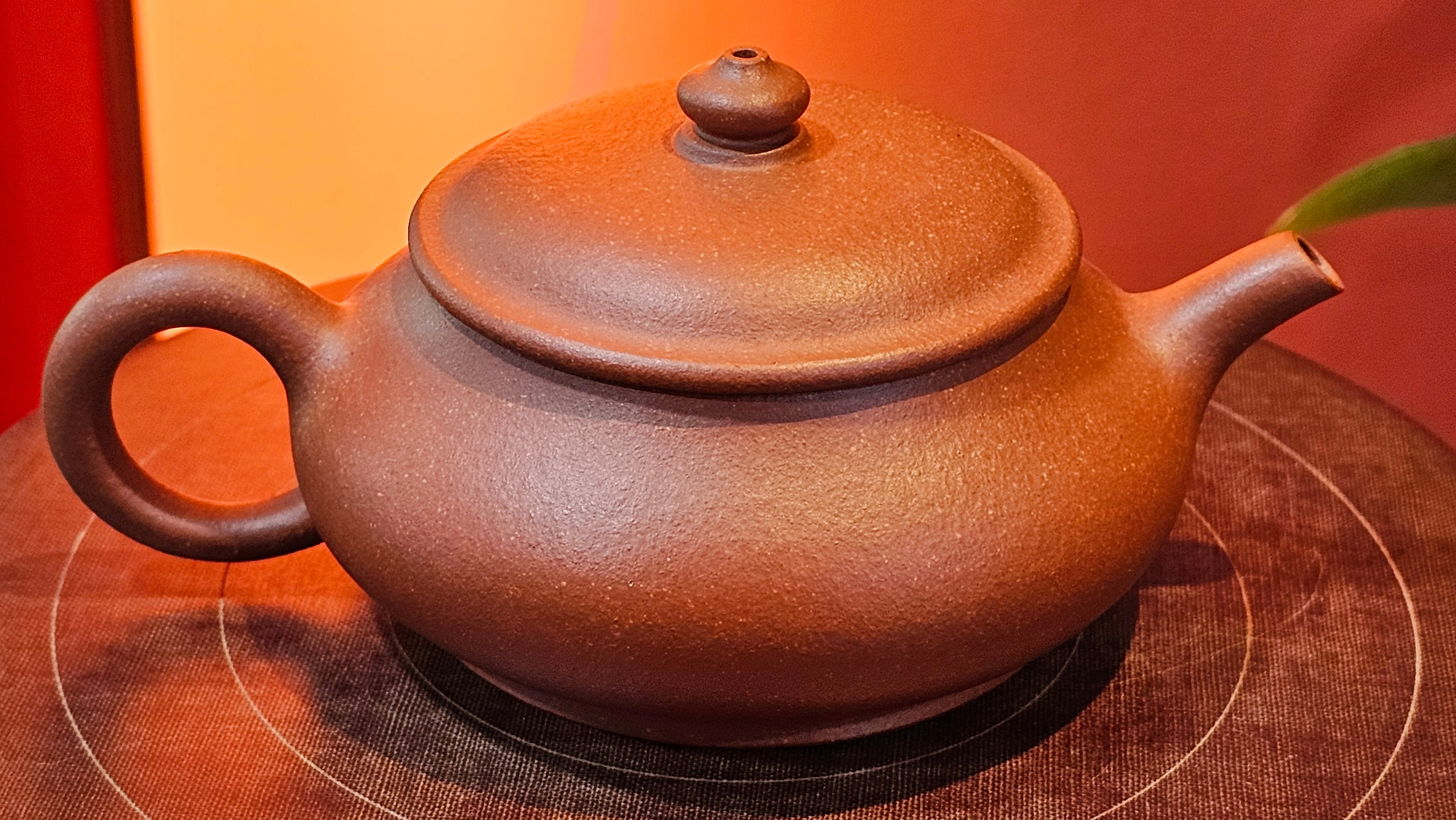 Ming Lu 明炉, 157.6ml, Hong Jiang Po Ni 红降坡泥, by our Collaborative Craftsman Chen Gui Zhi 陈桂枝。(Red JiangPoNi is rarer than Yellow JiangPoNi, XiaoMeiYao ZhuNi & ZhaoZhuang ZhuNi) ~ Congratulations to Mr J.K.! 1815hrs 1st August 2025, Stolberg, Germany🇩🇪