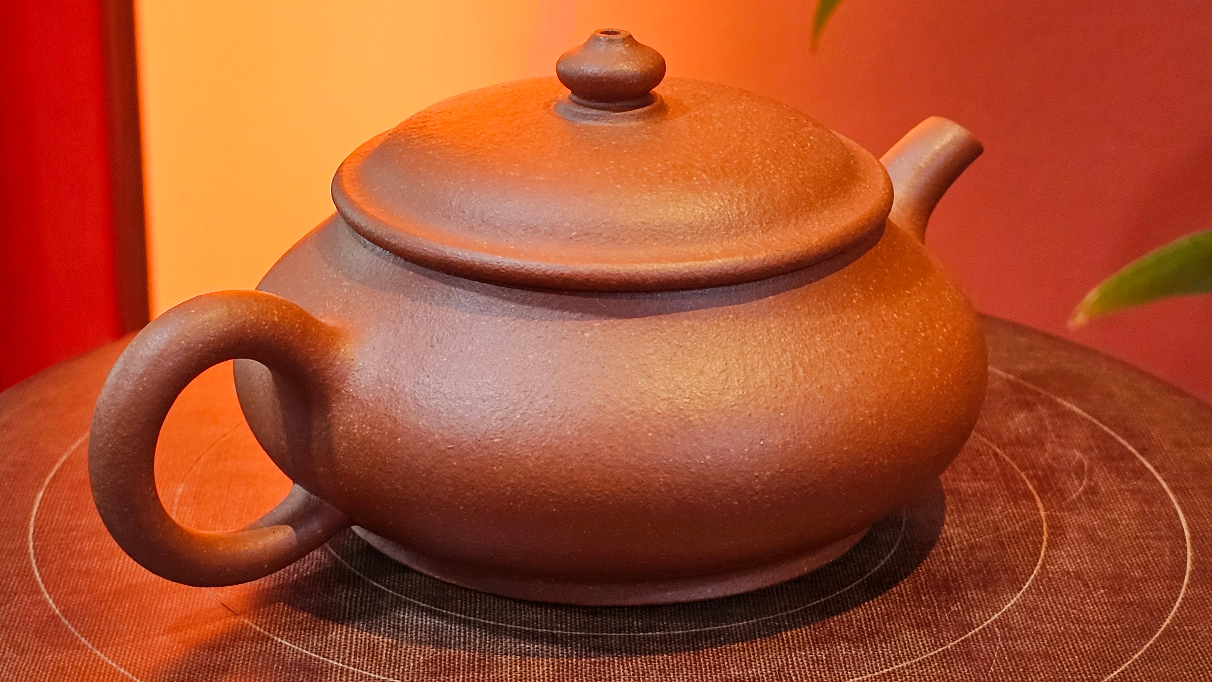 Ming Lu 明炉, 157.6ml, Hong Jiang Po Ni 红降坡泥, by our Collaborative Craftsman Chen Gui Zhi 陈桂枝。(Red JiangPoNi is rarer than Yellow JiangPoNi, XiaoMeiYao ZhuNi & ZhaoZhuang ZhuNi) ~ Congratulations to Mr J.K.! 1815hrs 1st August 2025, Stolberg, Germany🇩🇪