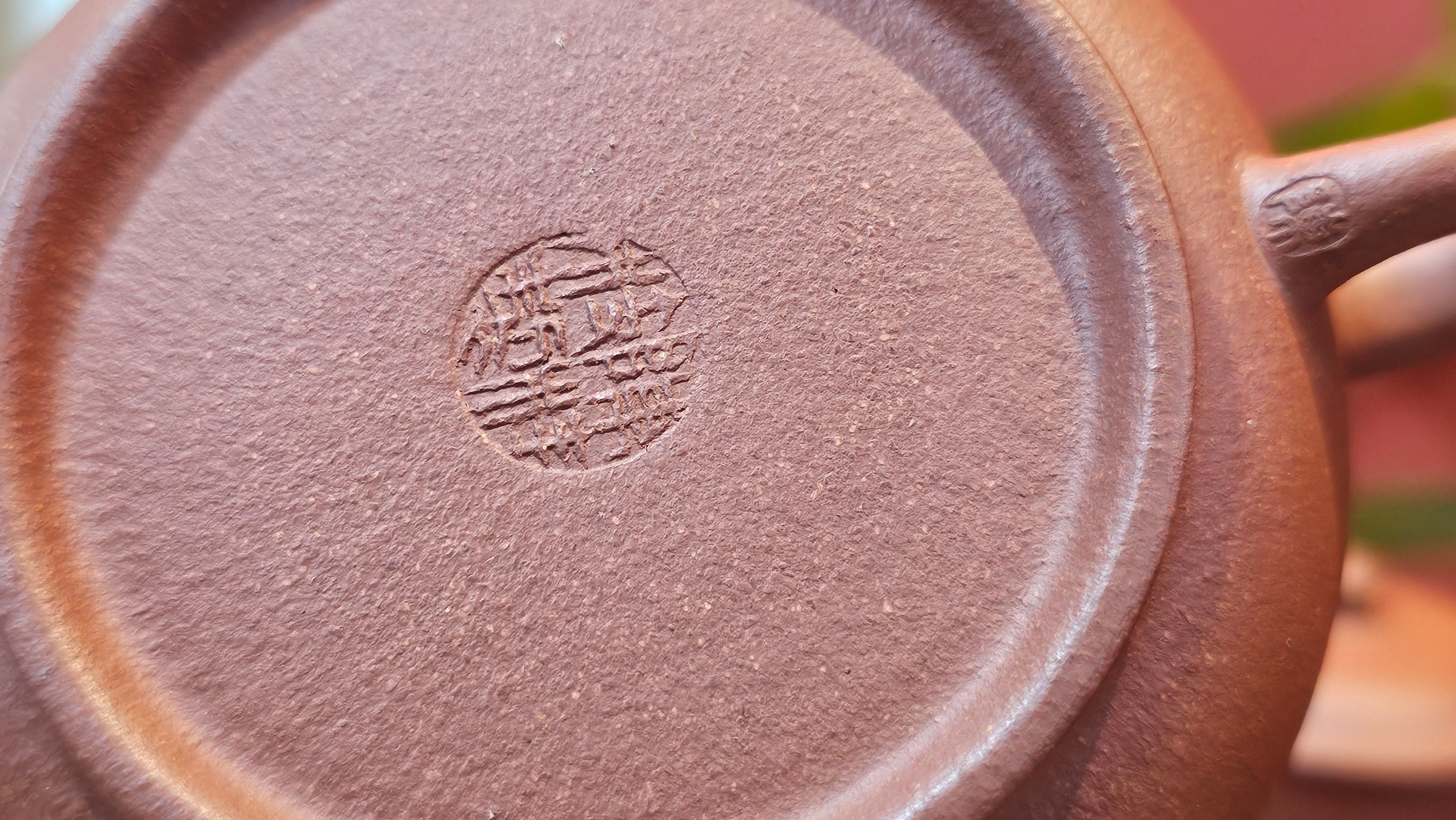 Ming Lu 明炉, 157.6ml, Hong Jiang Po Ni 红降坡泥, by our Collaborative Craftsman Chen Gui Zhi 陈桂枝。(Red JiangPoNi is rarer than Yellow JiangPoNi, XiaoMeiYao ZhuNi & ZhaoZhuang ZhuNi) ~ Congratulations to Mr J.K.! 1815hrs 1st August 2025, Stolberg, Germany🇩🇪