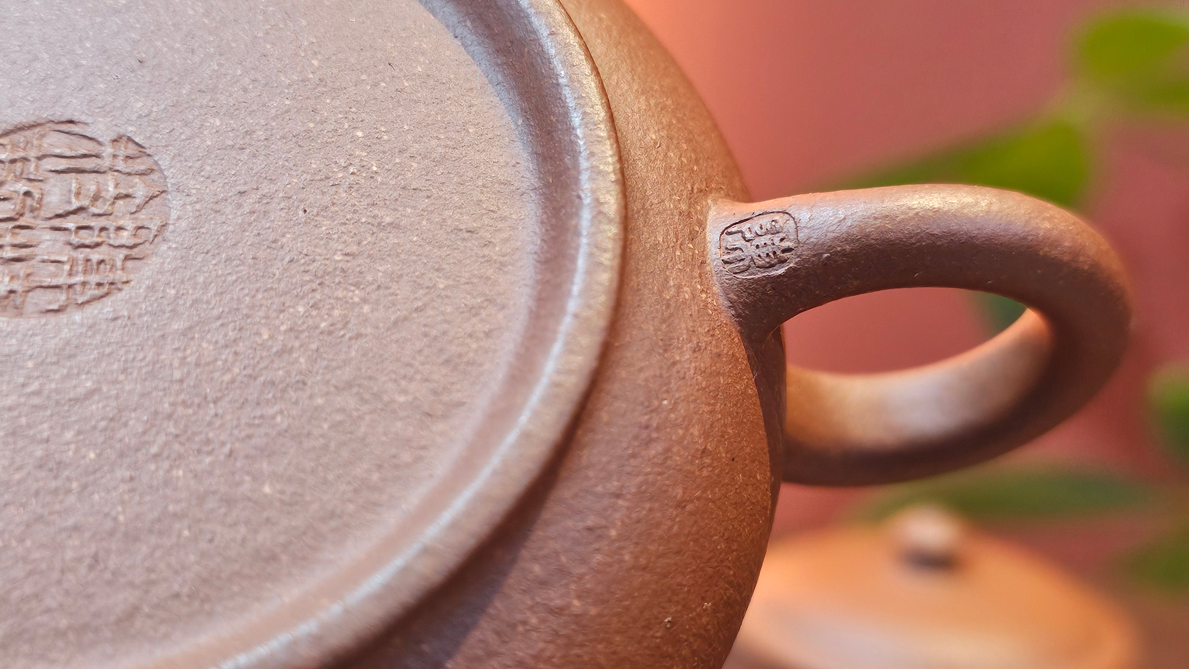 Ming Lu 明炉, 157.6ml, Hong Jiang Po Ni 红降坡泥, by our Collaborative Craftsman Chen Gui Zhi 陈桂枝。(Red JiangPoNi is rarer than Yellow JiangPoNi, XiaoMeiYao ZhuNi & ZhaoZhuang ZhuNi) ~ Congratulations to Mr J.K.! 1815hrs 1st August 2025, Stolberg, Germany🇩🇪