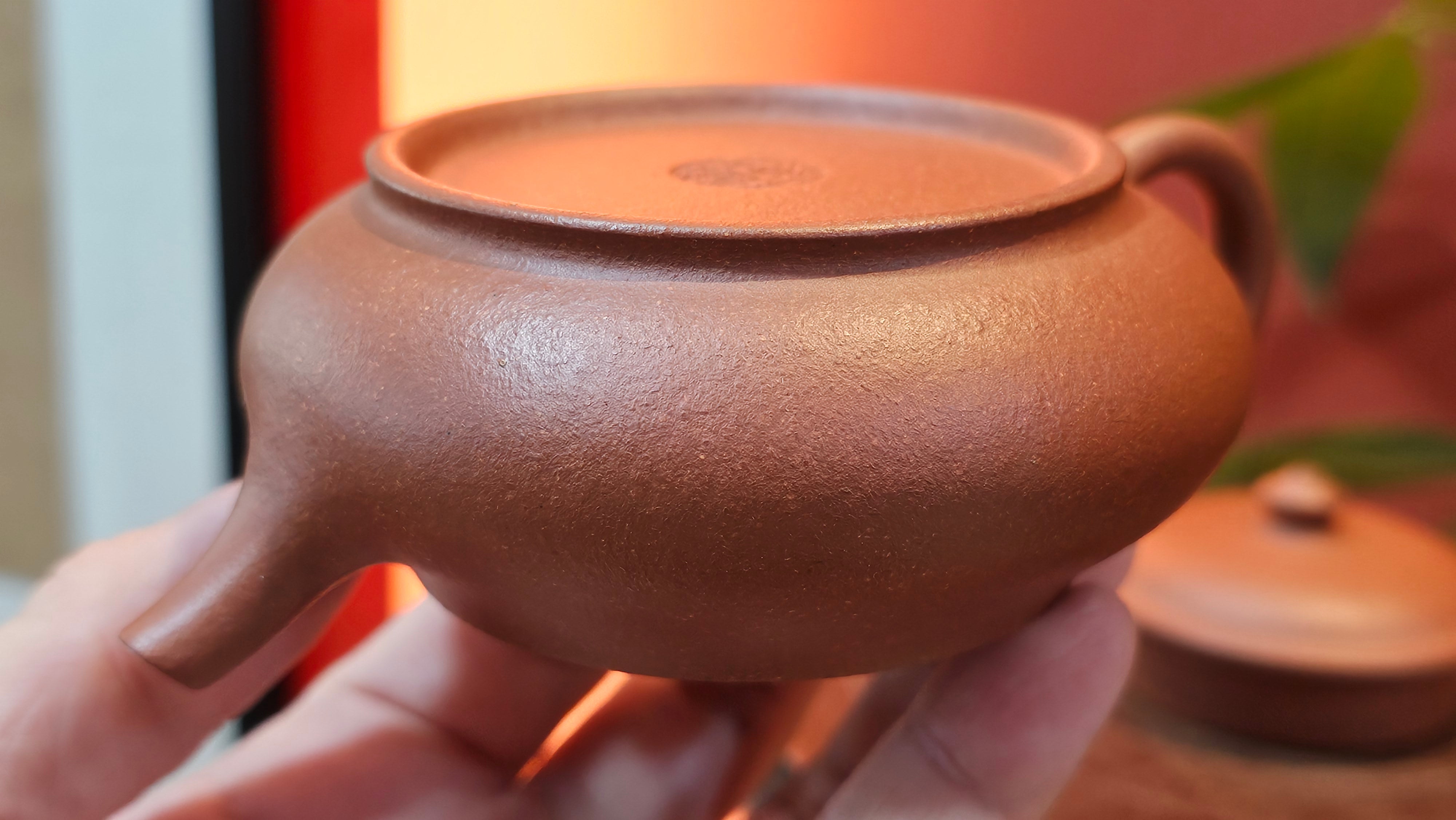 Ming Lu 明炉, 157.6ml, Hong Jiang Po Ni 红降坡泥, by our Collaborative Craftsman Chen Gui Zhi 陈桂枝。(Red JiangPoNi is rarer than Yellow JiangPoNi, XiaoMeiYao ZhuNi & ZhaoZhuang ZhuNi) ~ Congratulations to Mr J.K.! 1815hrs 1st August 2025, Stolberg, Germany🇩🇪