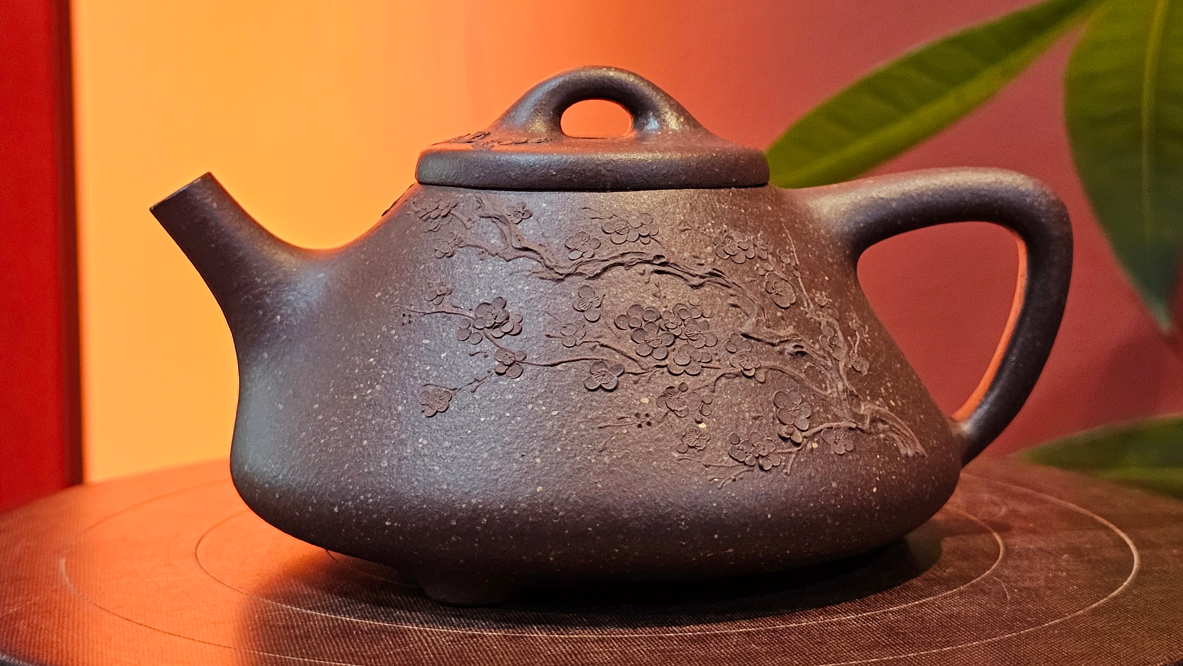 Shi Piao 石瓢 (Zi Ye Shi Piao), 191.1ml, Craftsman Yun Shen 云深 performing *EXQUISITE WHOLE-BODY Clay Sculpting 泥绘 of Plum Blossoms 梅花*, pot by Craftsman Chen Huan 陈欢; Lao Zi Ni 老紫泥 ~ Congratulations to Mr C.L.! 2046hrs 26th August 2025, Chicago! IL!