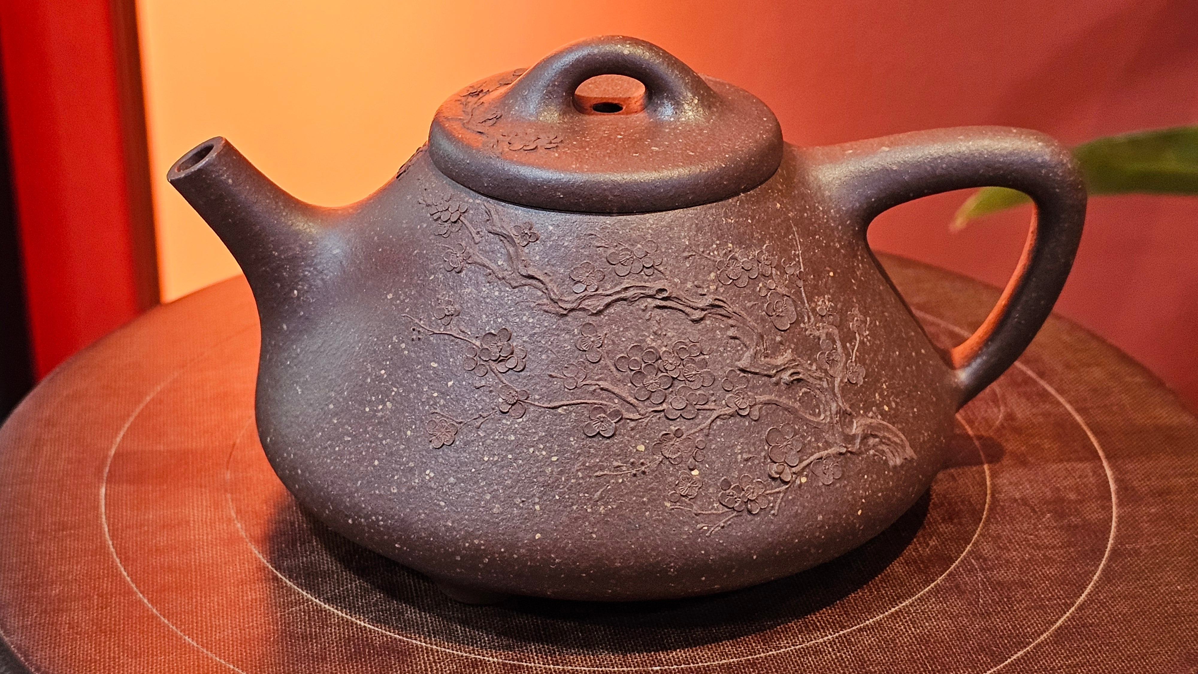 Shi Piao 石瓢 (Zi Ye Shi Piao), 191.1ml, Craftsman Yun Shen 云深 performing *EXQUISITE WHOLE-BODY Clay Sculpting 泥绘 of Plum Blossoms 梅花*, pot by Craftsman Chen Huan 陈欢; Lao Zi Ni 老紫泥 ~ Congratulations to Mr C.L.! 2046hrs 26th August 2025, Chicago! IL!