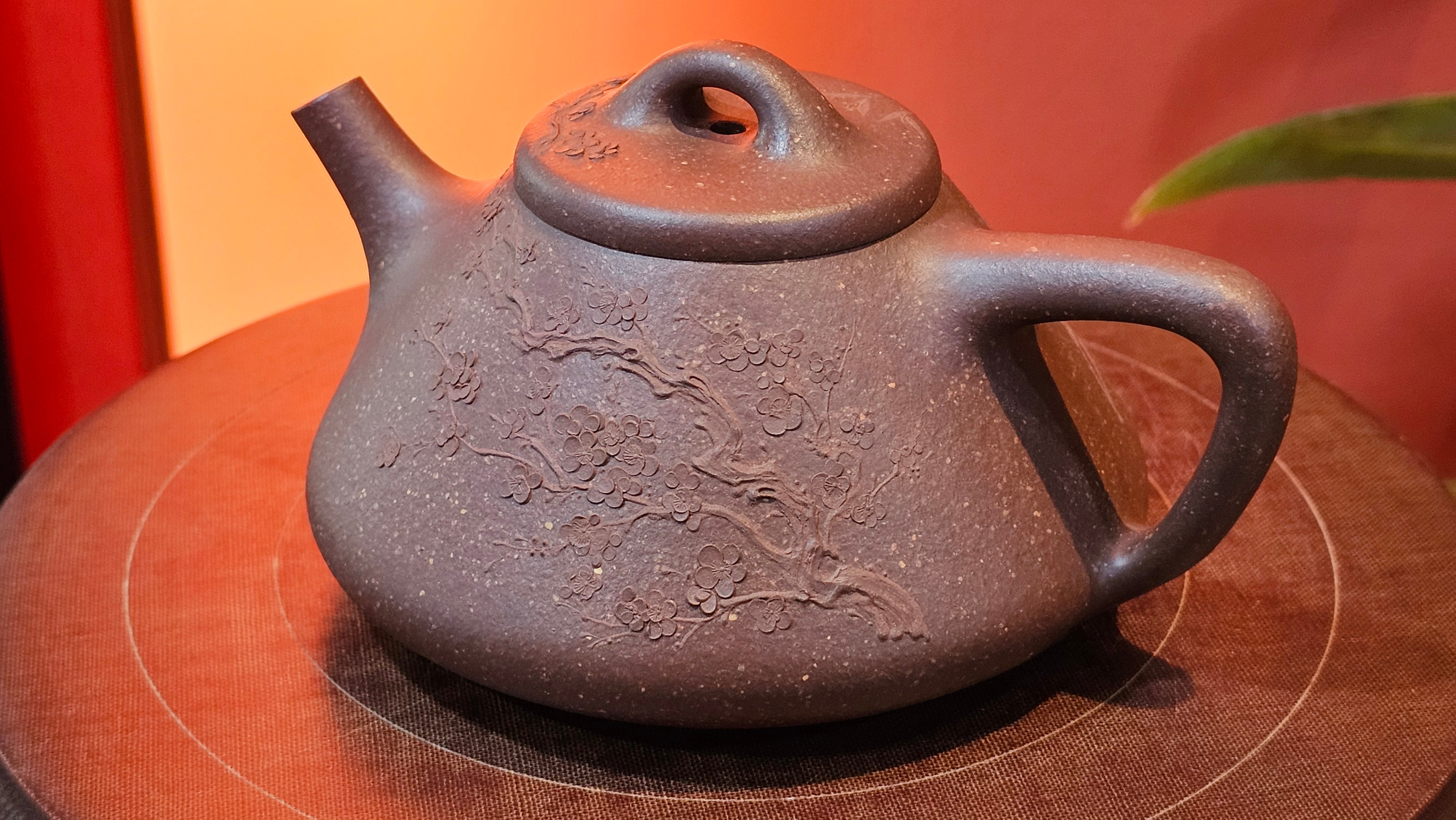 Shi Piao 石瓢 (Zi Ye Shi Piao), 191.1ml, Craftsman Yun Shen 云深 performing *EXQUISITE WHOLE-BODY Clay Sculpting 泥绘 of Plum Blossoms 梅花*, pot by Craftsman Chen Huan 陈欢; Lao Zi Ni 老紫泥 ~ Congratulations to Mr C.L.! 2046hrs 26th August 2025, Chicago! IL!