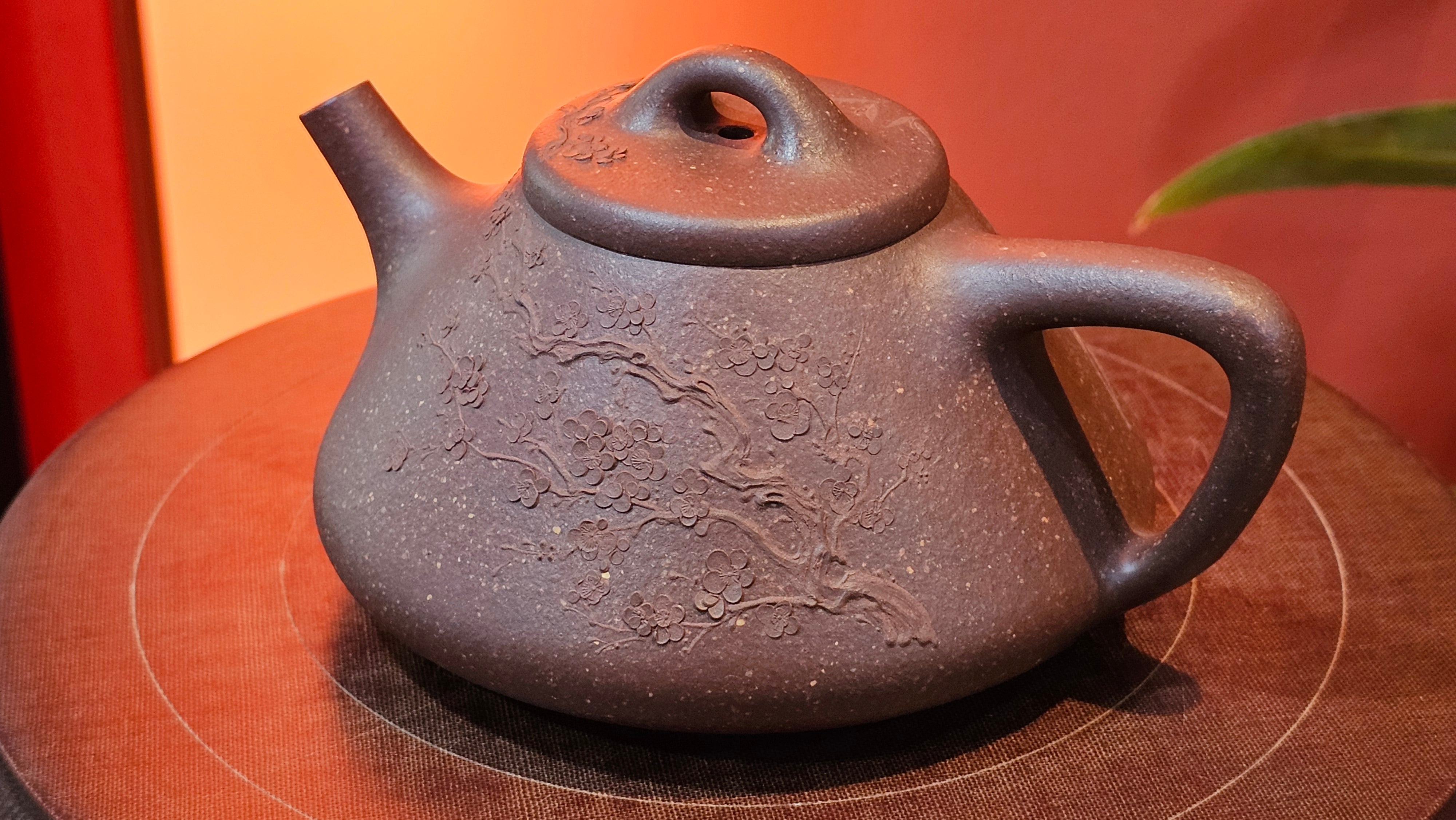 Shi Piao 石瓢 (Zi Ye Shi Piao), 191.1ml, Craftsman Yun Shen 云深 performing *EXQUISITE WHOLE-BODY Clay Sculpting 泥绘 of Plum Blossoms 梅花*, pot by Craftsman Chen Huan 陈欢; Lao Zi Ni 老紫泥 ~ Congratulations to Mr C.L.! 2046hrs 26th August 2025, Chicago! IL!
