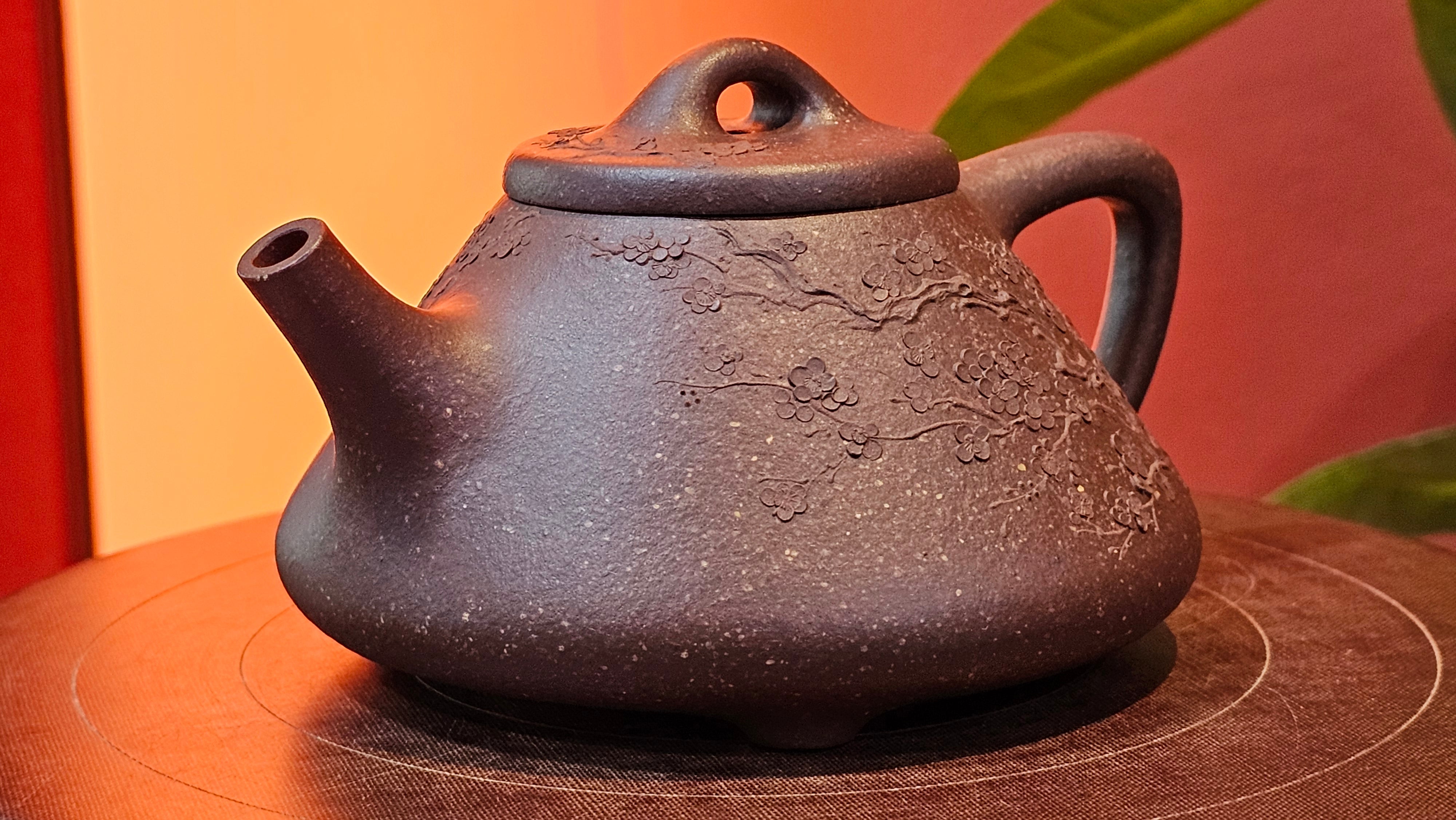 Shi Piao 石瓢 (Zi Ye Shi Piao), 191.1ml, Craftsman Yun Shen 云深 performing *EXQUISITE WHOLE-BODY Clay Sculpting 泥绘 of Plum Blossoms 梅花*, pot by Craftsman Chen Huan 陈欢; Lao Zi Ni 老紫泥 ~ Congratulations to Mr C.L.! 2046hrs 26th August 2025, Chicago! IL!