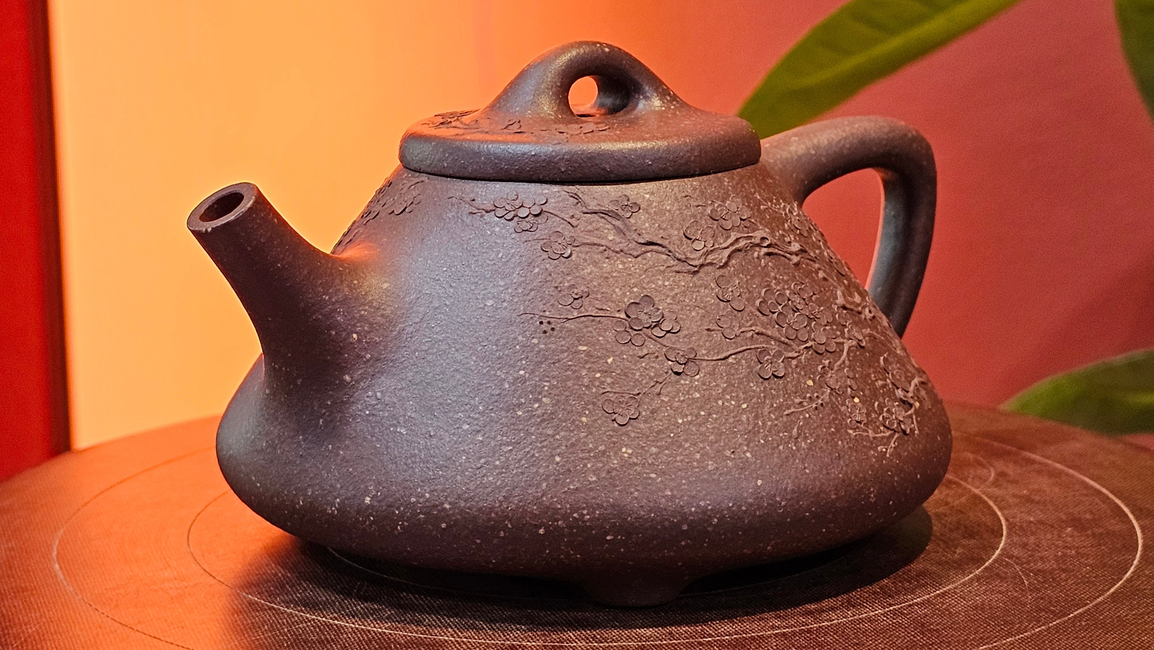 Shi Piao 石瓢 (Zi Ye Shi Piao), 191.1ml, Craftsman Yun Shen 云深 performing *EXQUISITE WHOLE-BODY Clay Sculpting 泥绘 of Plum Blossoms 梅花*, pot by Craftsman Chen Huan 陈欢; Lao Zi Ni 老紫泥 ~ Congratulations to Mr C.L.! 2046hrs 26th August 2025, Chicago! IL!