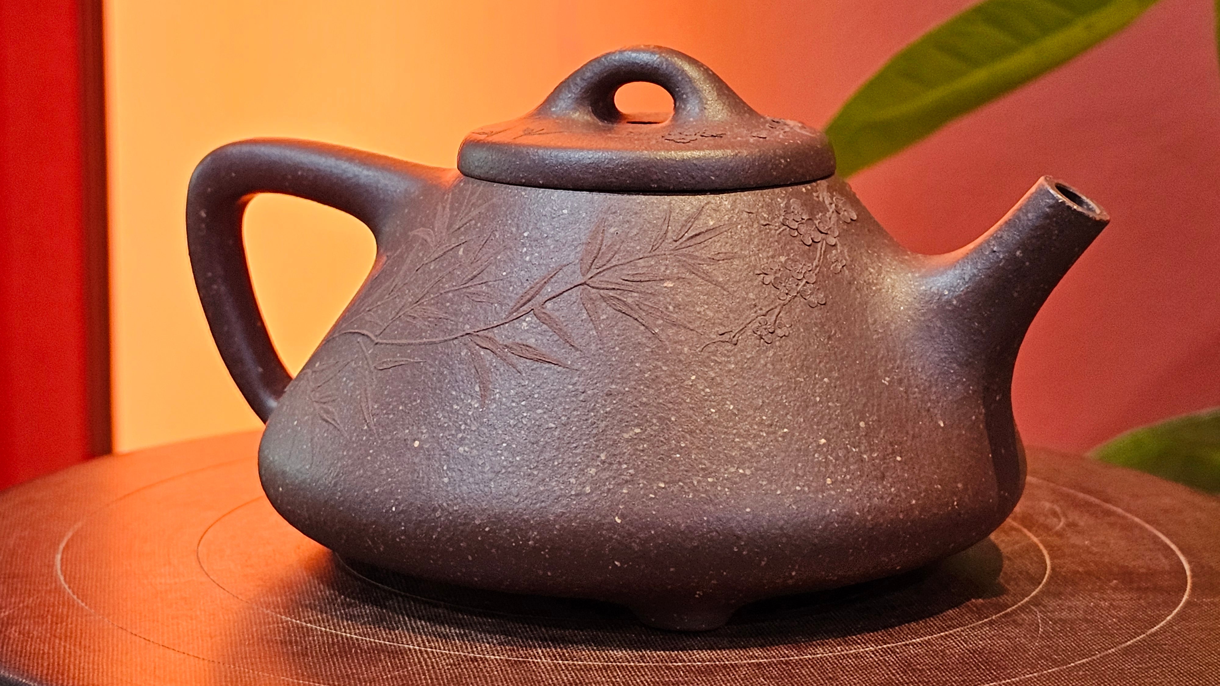 Shi Piao 石瓢 (Zi Ye Shi Piao), 191.1ml, Craftsman Yun Shen 云深 performing *EXQUISITE WHOLE-BODY Clay Sculpting 泥绘 of Plum Blossoms 梅花*, pot by Craftsman Chen Huan 陈欢; Lao Zi Ni 老紫泥 ~ Congratulations to Mr C.L.! 2046hrs 26th August 2025, Chicago! IL!