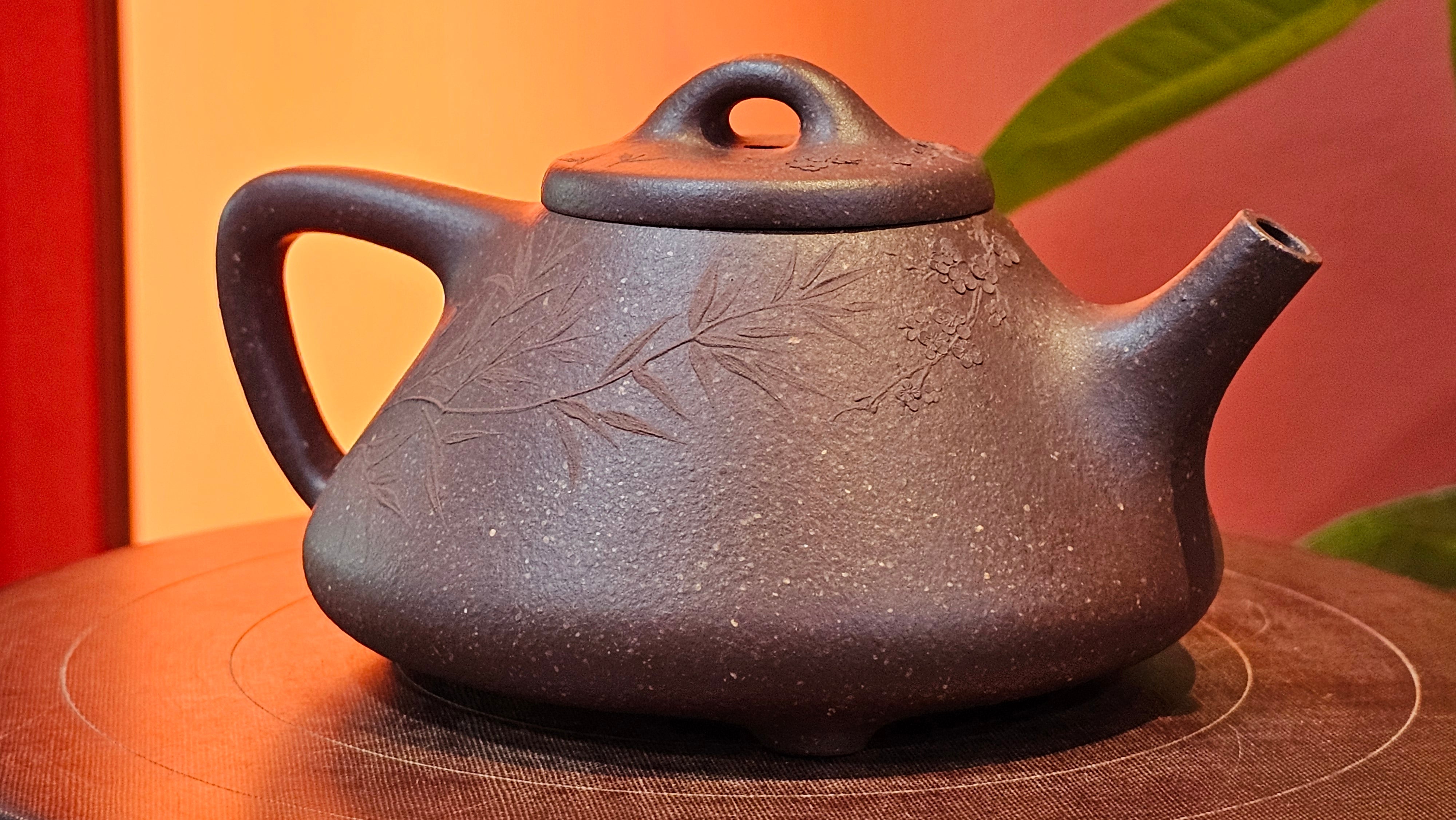 Shi Piao 石瓢 (Zi Ye Shi Piao), 191.1ml, Craftsman Yun Shen 云深 performing *EXQUISITE WHOLE-BODY Clay Sculpting 泥绘 of Plum Blossoms 梅花*, pot by Craftsman Chen Huan 陈欢; Lao Zi Ni 老紫泥 ~ Congratulations to Mr C.L.! 2046hrs 26th August 2025, Chicago! IL!