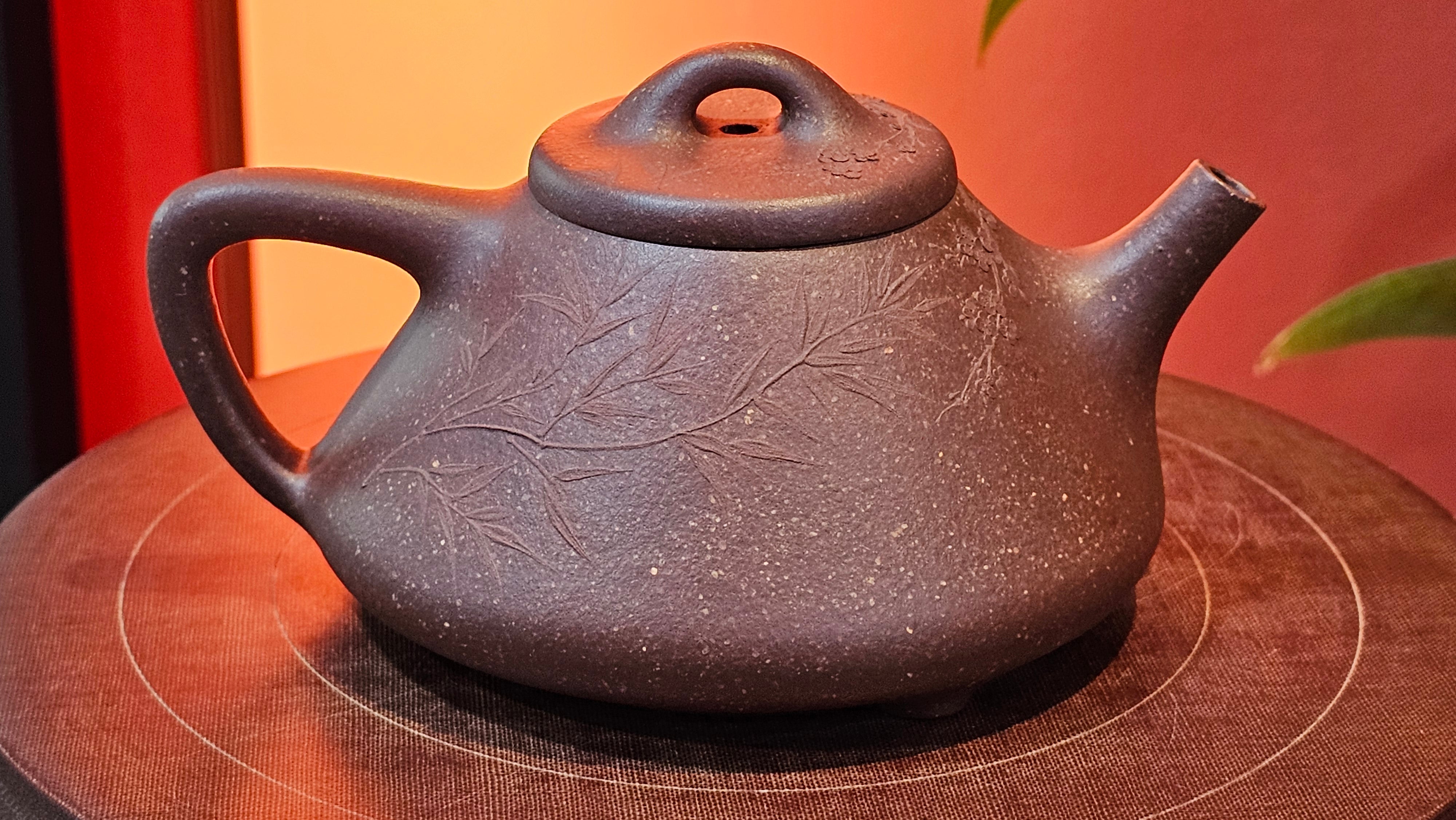 Shi Piao 石瓢 (Zi Ye Shi Piao), 191.1ml, Craftsman Yun Shen 云深 performing *EXQUISITE WHOLE-BODY Clay Sculpting 泥绘 of Plum Blossoms 梅花*, pot by Craftsman Chen Huan 陈欢; Lao Zi Ni 老紫泥 ~ Congratulations to Mr C.L.! 2046hrs 26th August 2025, Chicago! IL!
