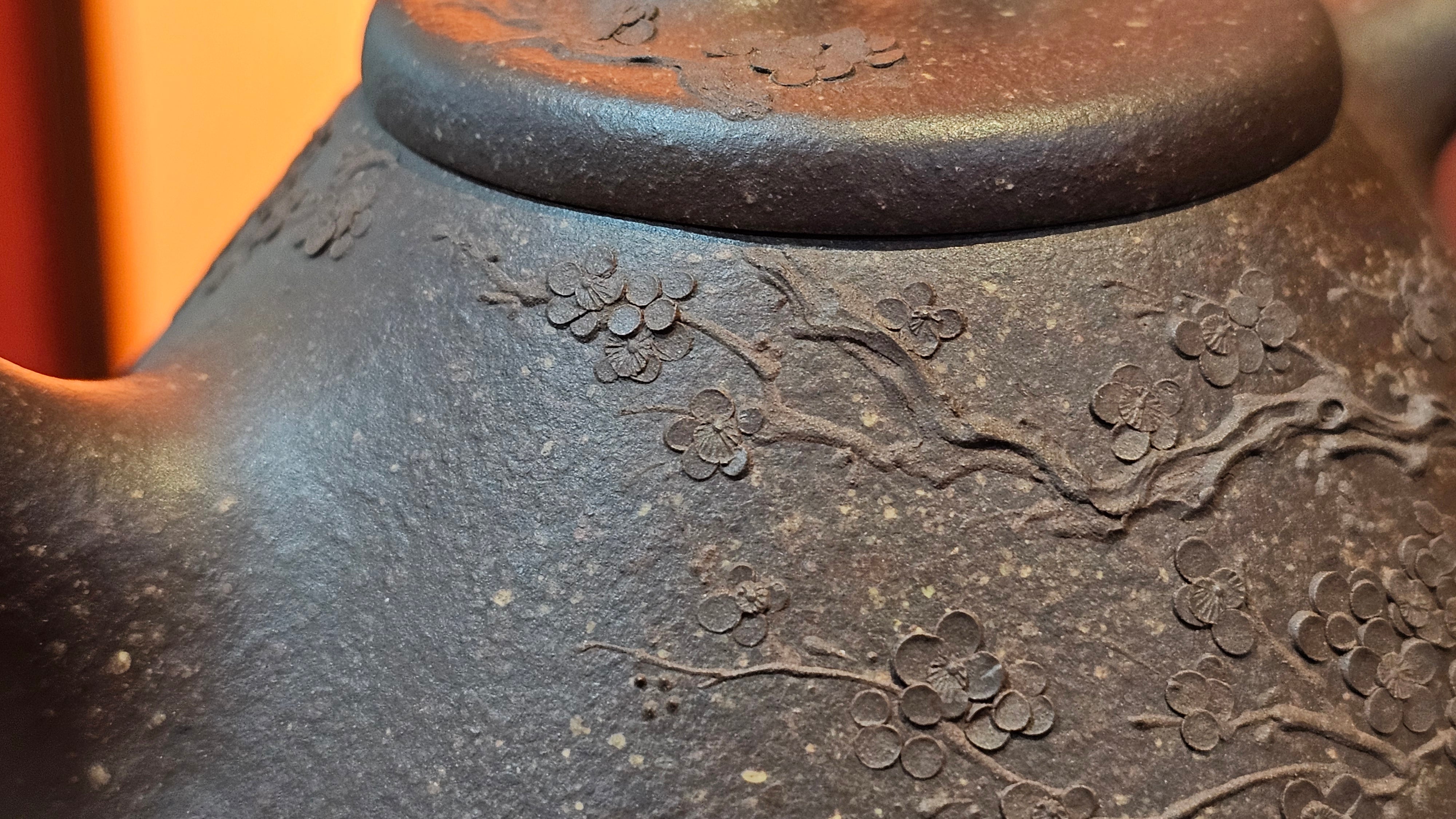 Shi Piao 石瓢 (Zi Ye Shi Piao), 191.1ml, Craftsman Yun Shen 云深 performing *EXQUISITE WHOLE-BODY Clay Sculpting 泥绘 of Plum Blossoms 梅花*, pot by Craftsman Chen Huan 陈欢; Lao Zi Ni 老紫泥 ~ Congratulations to Mr C.L.! 2046hrs 26th August 2025, Chicago! IL!