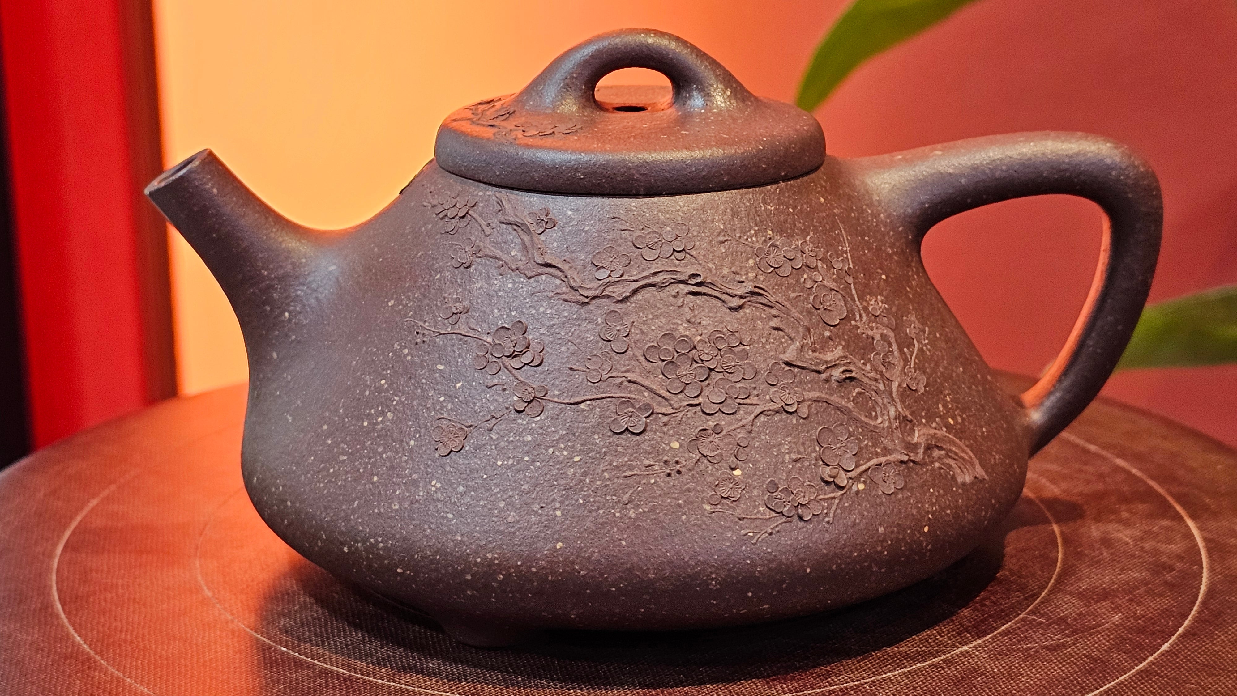 Shi Piao 石瓢 (Zi Ye Shi Piao), 191.1ml, Craftsman Yun Shen 云深 performing *EXQUISITE WHOLE-BODY Clay Sculpting 泥绘 of Plum Blossoms 梅花*, pot by Craftsman Chen Huan 陈欢; Lao Zi Ni 老紫泥 ~ Congratulations to Mr C.L.! 2046hrs 26th August 2025, Chicago! IL!