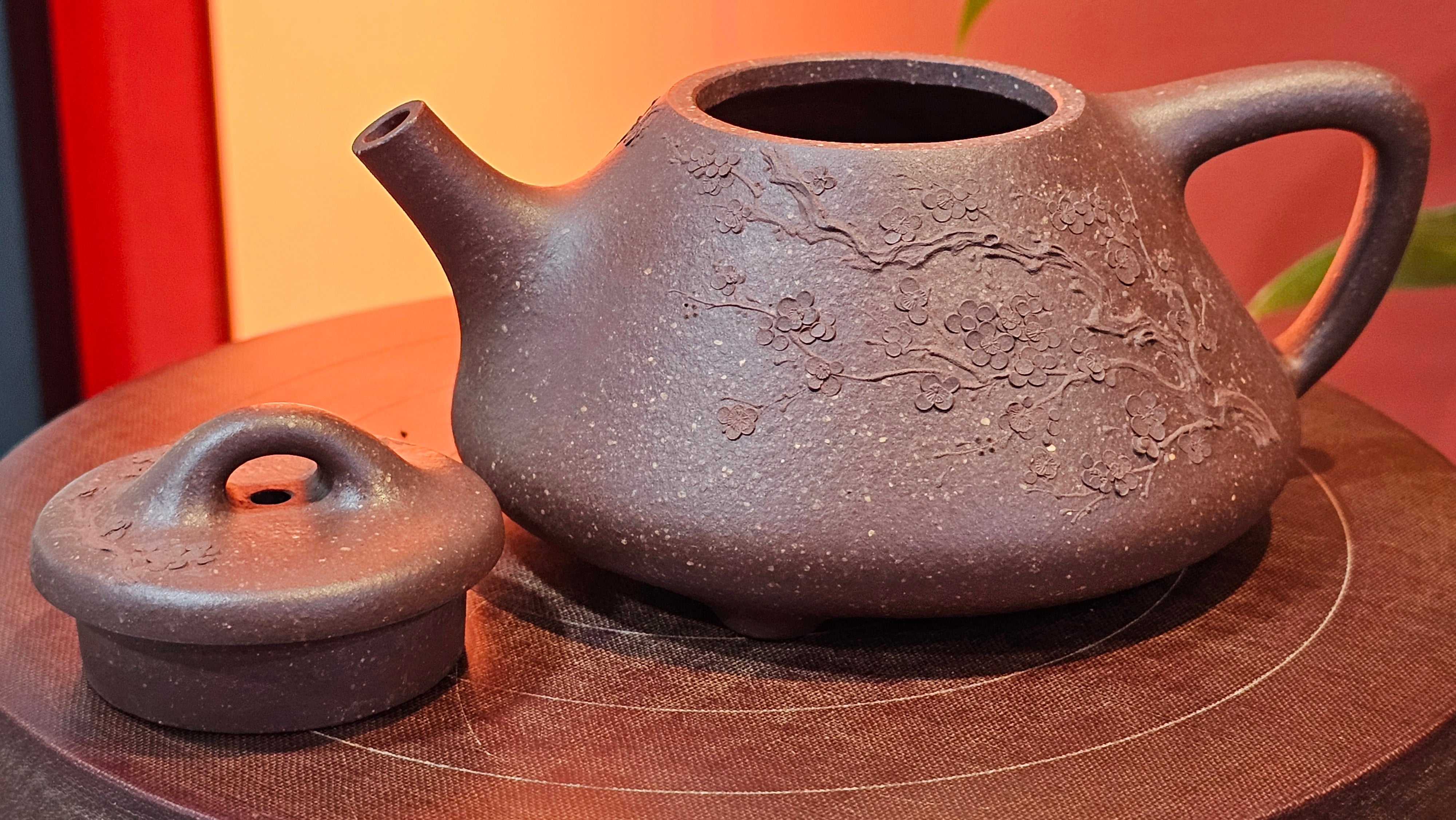 Shi Piao 石瓢 (Zi Ye Shi Piao), 191.1ml, Craftsman Yun Shen 云深 performing *EXQUISITE WHOLE-BODY Clay Sculpting 泥绘 of Plum Blossoms 梅花*, pot by Craftsman Chen Huan 陈欢; Lao Zi Ni 老紫泥 ~ Congratulations to Mr C.L.! 2046hrs 26th August 2025, Chicago! IL!