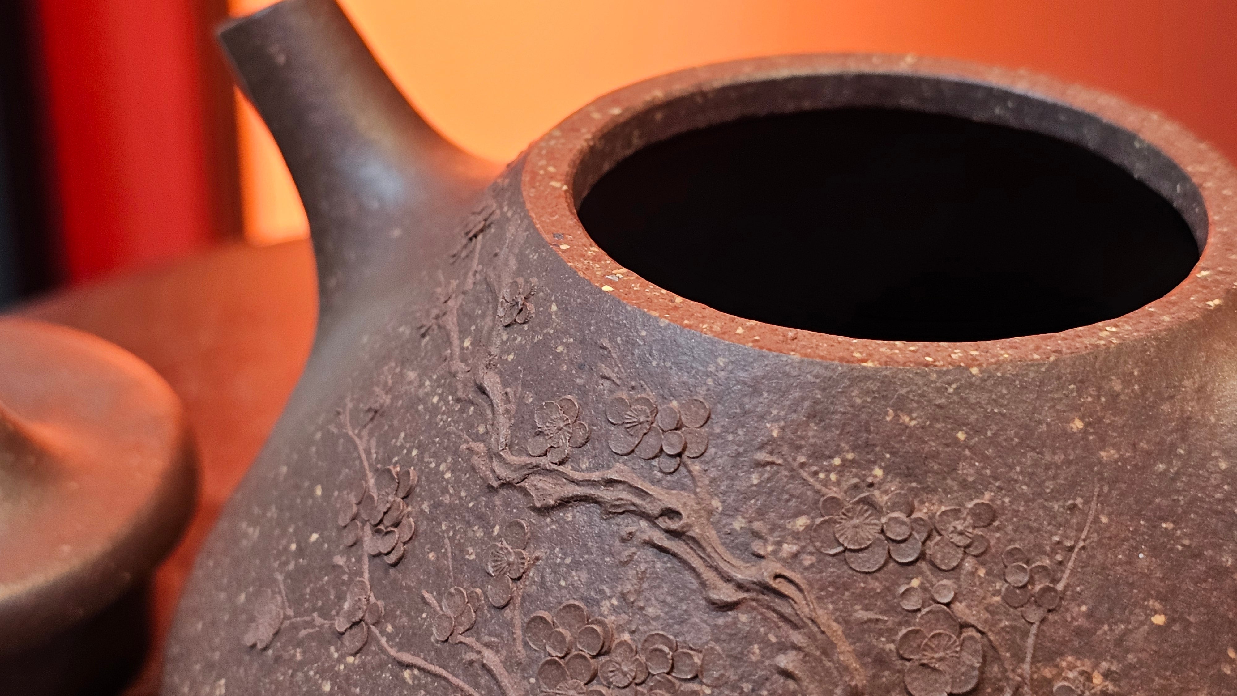 Shi Piao 石瓢 (Zi Ye Shi Piao), 191.1ml, Craftsman Yun Shen 云深 performing *EXQUISITE WHOLE-BODY Clay Sculpting 泥绘 of Plum Blossoms 梅花*, pot by Craftsman Chen Huan 陈欢; Lao Zi Ni 老紫泥 ~ Congratulations to Mr C.L.! 2046hrs 26th August 2025, Chicago! IL!