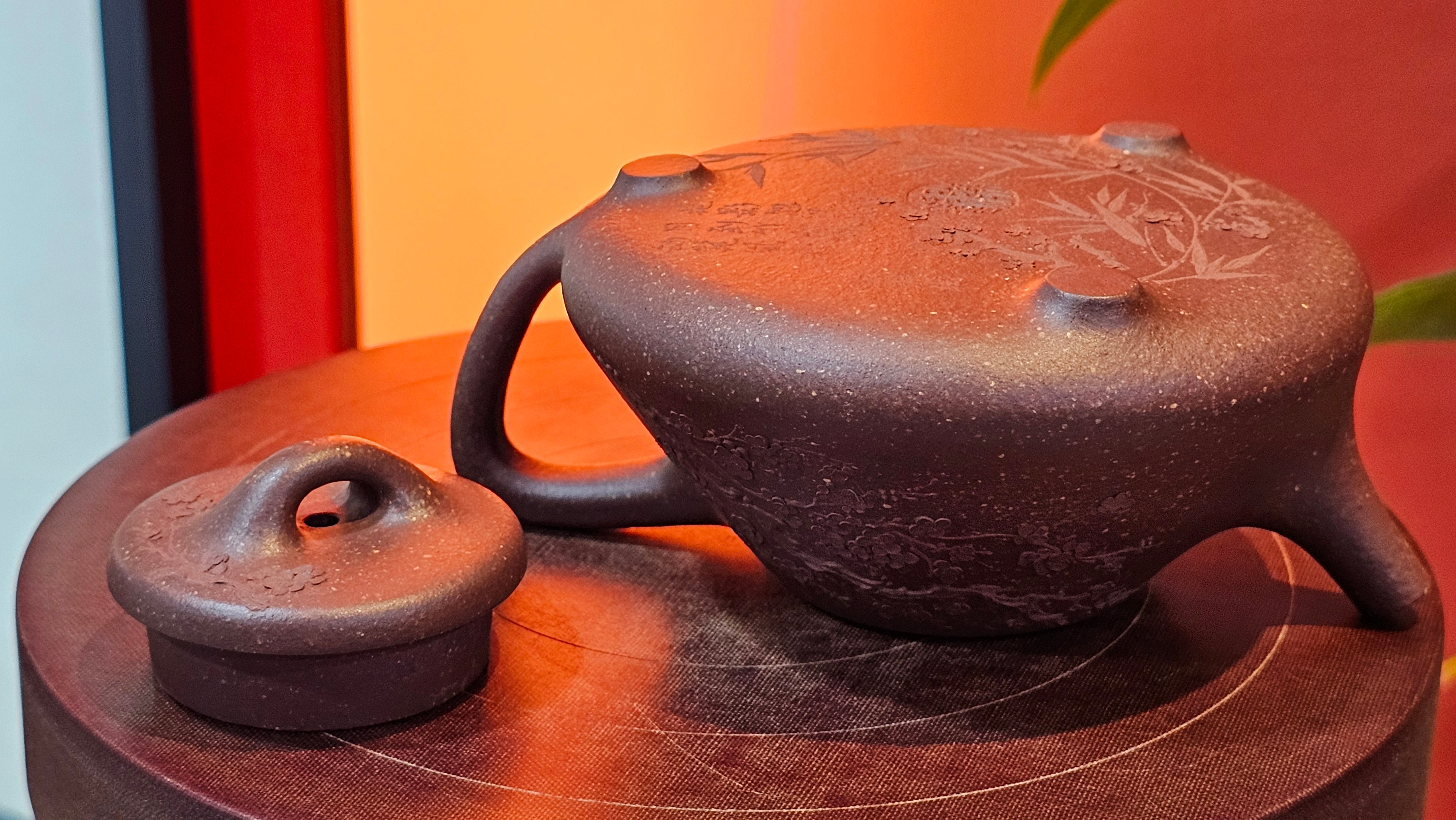 Shi Piao 石瓢 (Zi Ye Shi Piao), 191.1ml, Craftsman Yun Shen 云深 performing *EXQUISITE WHOLE-BODY Clay Sculpting 泥绘 of Plum Blossoms 梅花*, pot by Craftsman Chen Huan 陈欢; Lao Zi Ni 老紫泥 ~ Congratulations to Mr C.L.! 2046hrs 26th August 2025, Chicago! IL!