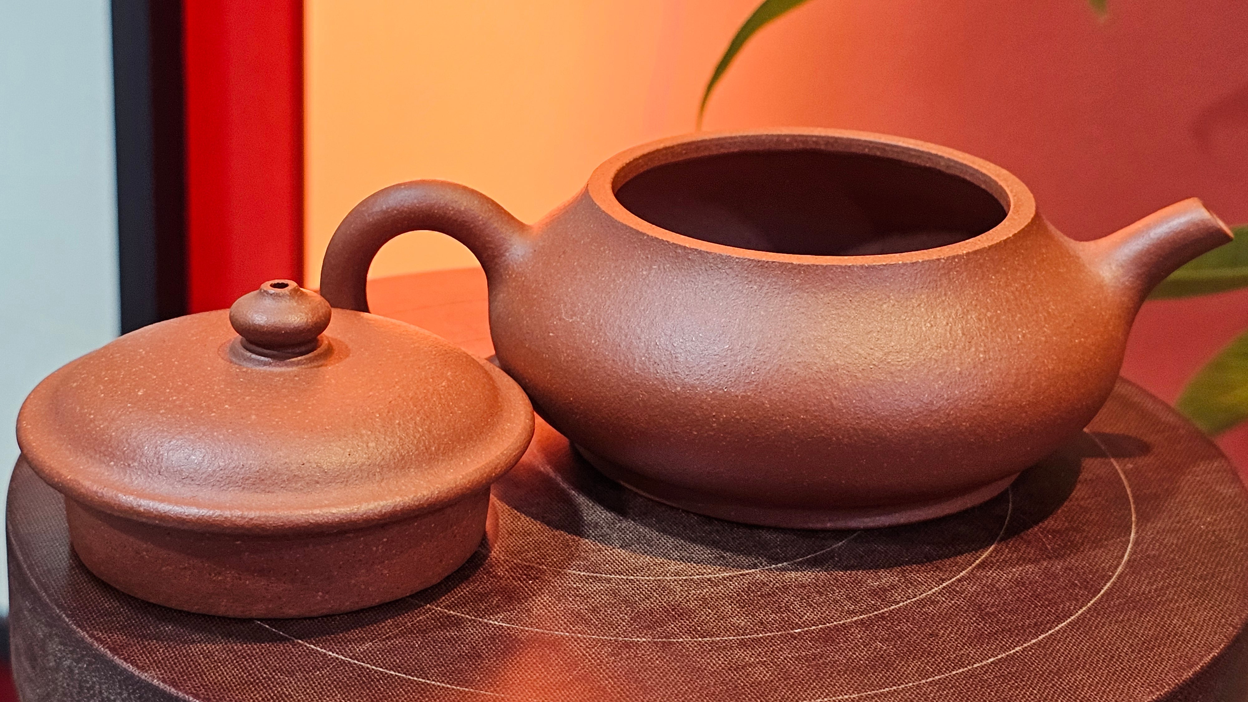 Ming Lu 明炉, 157.6ml, Hong Jiang Po Ni 红降坡泥, by our Collaborative Craftsman Chen Gui Zhi 陈桂枝。(Red JiangPoNi is rarer than Yellow JiangPoNi, XiaoMeiYao ZhuNi & ZhaoZhuang ZhuNi) ~ Congratulations to Mr J.K.! 1815hrs 1st August 2025, Stolberg, Germany🇩🇪