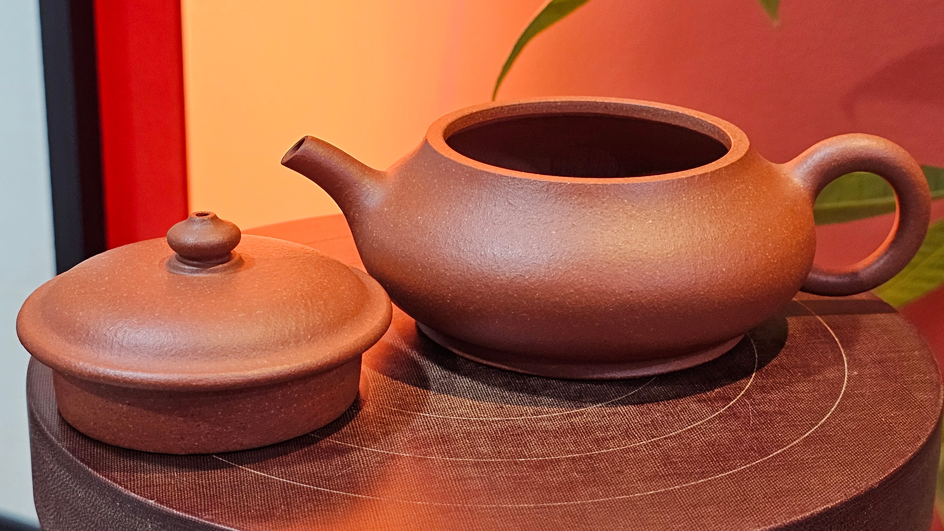 Ming Lu 明炉, 157.6ml, Hong Jiang Po Ni 红降坡泥, by our Collaborative Craftsman Chen Gui Zhi 陈桂枝。(Red JiangPoNi is rarer than Yellow JiangPoNi, XiaoMeiYao ZhuNi & ZhaoZhuang ZhuNi) ~ Congratulations to Mr J.K.! 1815hrs 1st August 2025, Stolberg, Germany🇩🇪