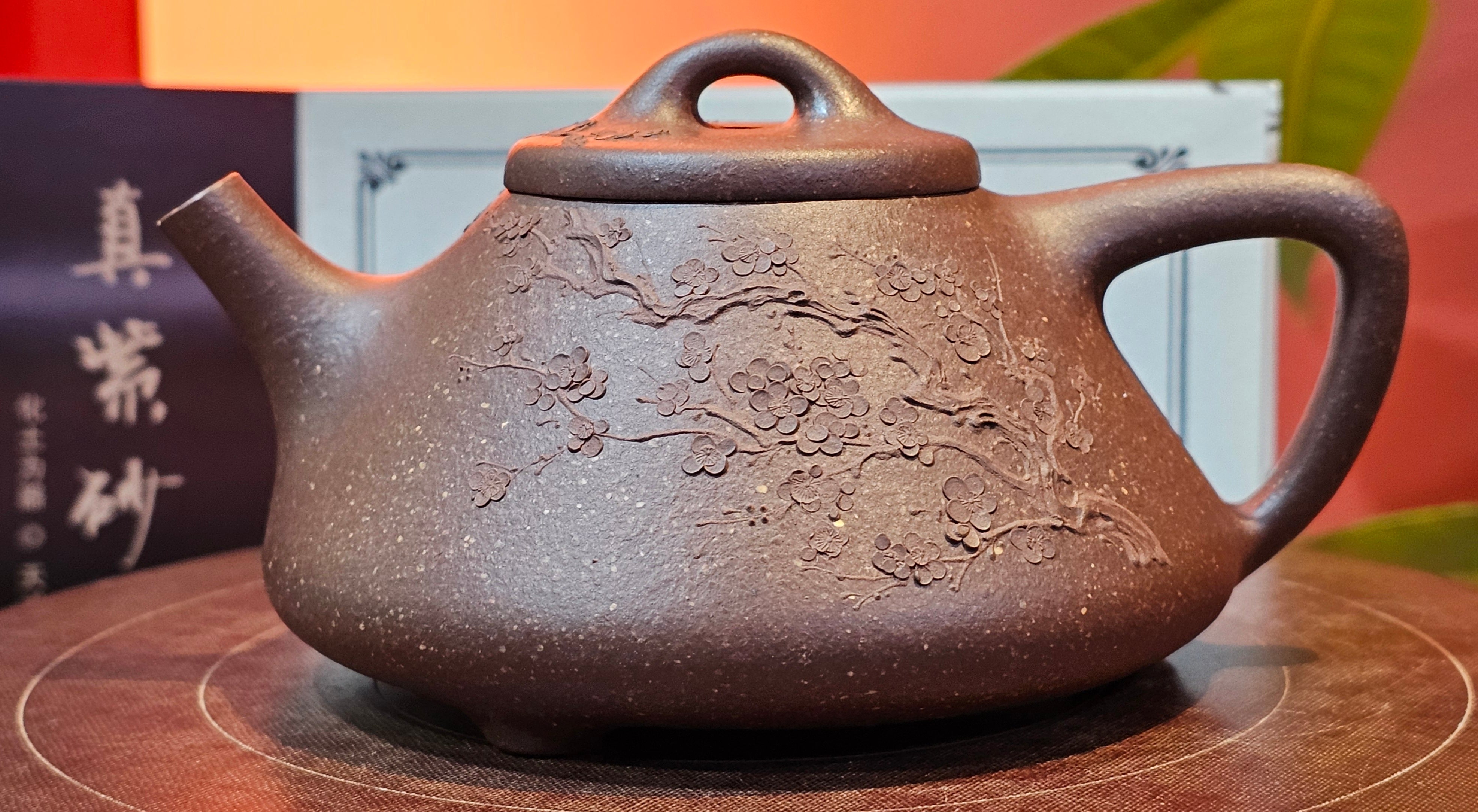 Shi Piao 石瓢 (Zi Ye Shi Piao), 191.1ml, Craftsman Yun Shen 云深 performing *EXQUISITE WHOLE-BODY Clay Sculpting 泥绘 of Plum Blossoms 梅花*, pot by Craftsman Chen Huan 陈欢; Lao Zi Ni 老紫泥 ~ Congratulations to Mr C.L.! 2046hrs 26th August 2025, Chicago! IL!