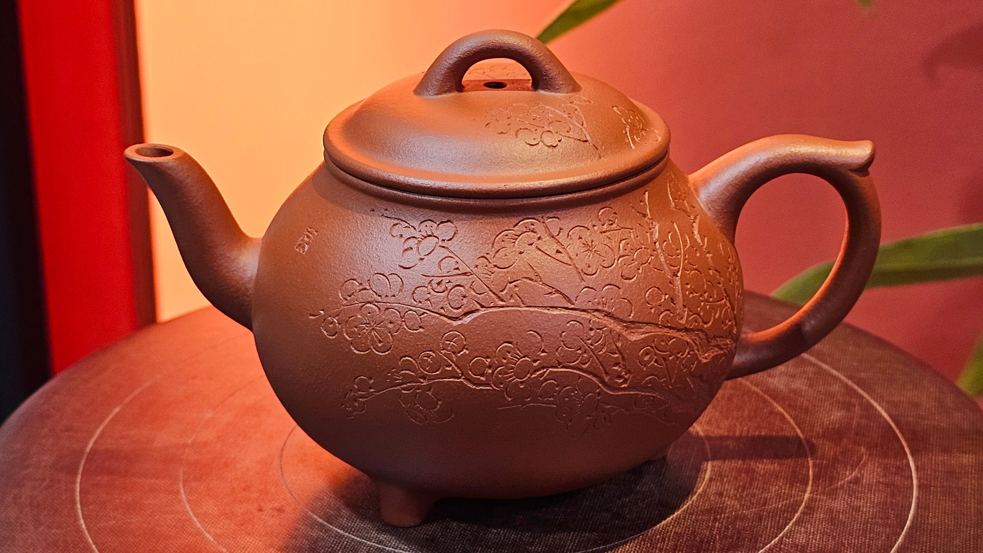 Meng Chen San Zu《孟臣三足》, 189.0ml, Xiao Hong Ni 小红泥, by our Craftsman Zhang Huan 张欢, Plum Blossoms Engraving by Craftsman Pe'eng Pe'eng 芃芃 ~ Congratulations to Prof Y.G.! 1608hrs 2nd August 2025, Long Beach! CA.