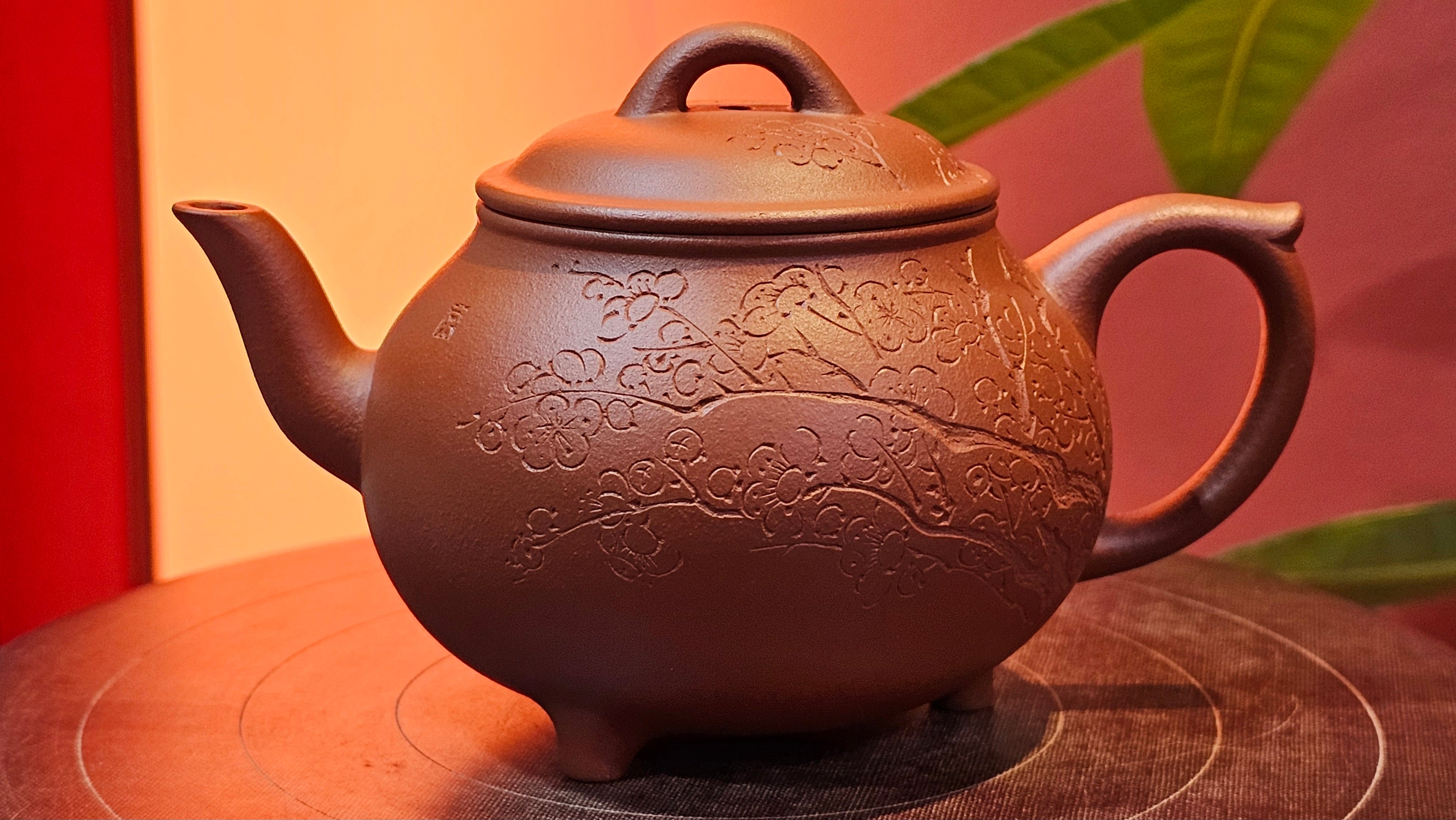 Meng Chen San Zu《孟臣三足》, 189.0ml, Xiao Hong Ni 小红泥, by our Craftsman Zhang Huan 张欢, Plum Blossoms Engraving by Craftsman Pe'eng Pe'eng 芃芃 ~ Congratulations to Prof Y.G.! 1608hrs 2nd August 2025, Long Beach! CA.