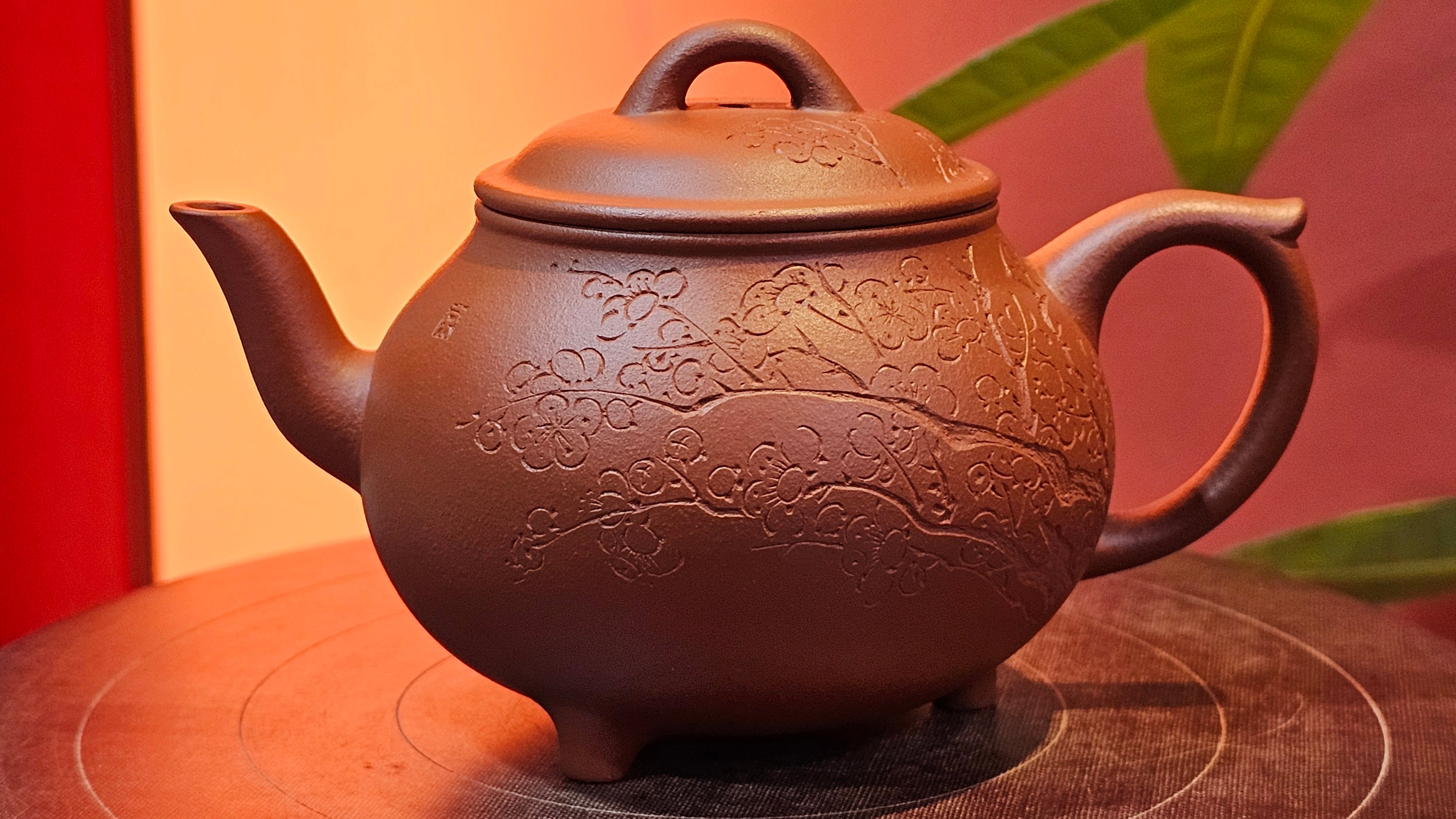 Meng Chen San Zu《孟臣三足》, 189.0ml, Xiao Hong Ni 小红泥, by our Craftsman Zhang Huan 张欢, Plum Blossoms Engraving by Craftsman Pe'eng Pe'eng 芃芃 ~ Congratulations to Prof Y.G.! 1608hrs 2nd August 2025, Long Beach! CA.