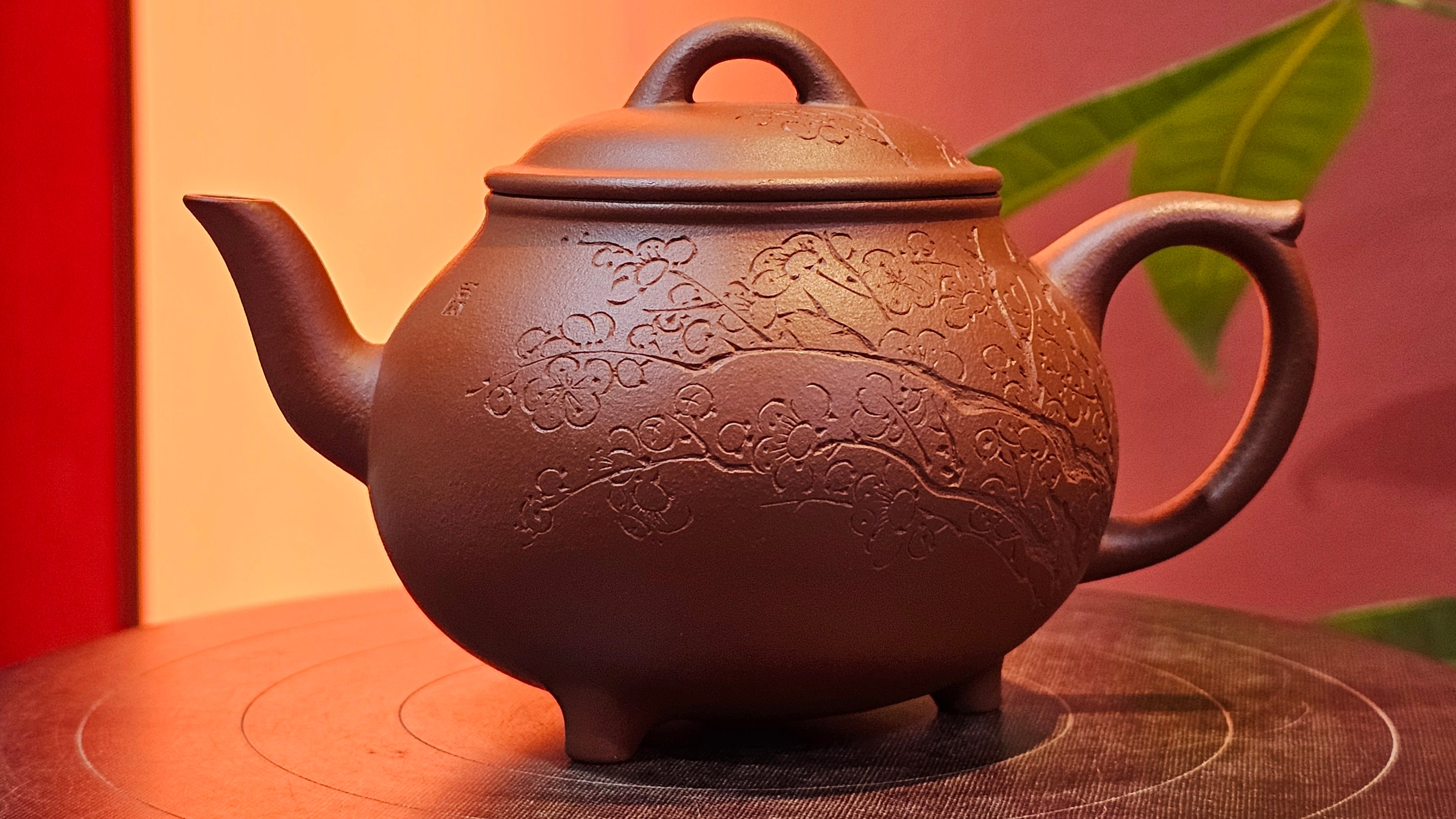 Meng Chen San Zu《孟臣三足》, 189.0ml, Xiao Hong Ni 小红泥, by our Craftsman Zhang Huan 张欢, Plum Blossoms Engraving by Craftsman Pe'eng Pe'eng 芃芃 ~ Congratulations to Prof Y.G.! 1608hrs 2nd August 2025, Long Beach! CA.