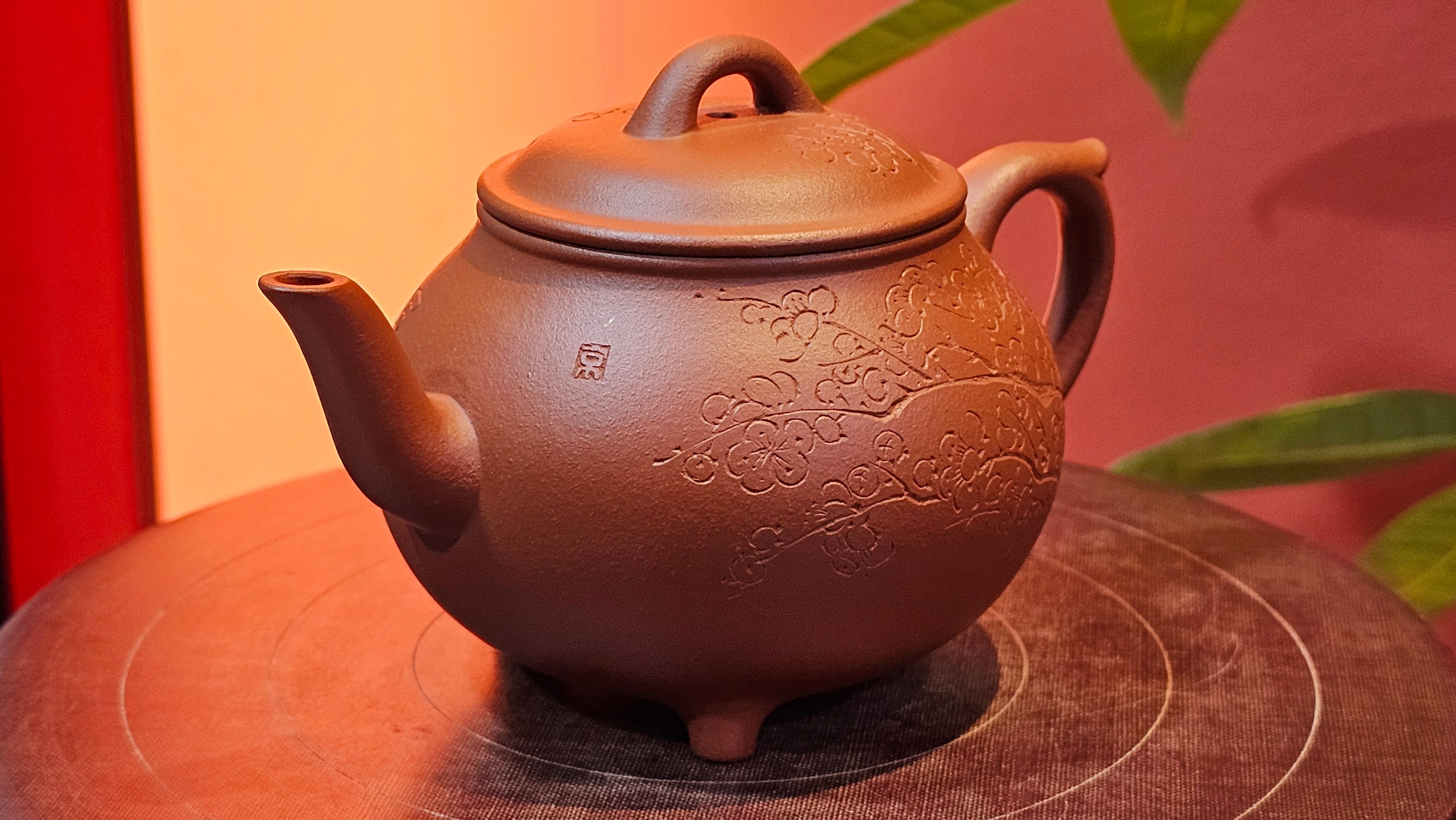 Meng Chen San Zu《孟臣三足》, 189.0ml, Xiao Hong Ni 小红泥, by our Craftsman Zhang Huan 张欢, Plum Blossoms Engraving by Craftsman Pe'eng Pe'eng 芃芃 ~ Congratulations to Prof Y.G.! 1608hrs 2nd August 2025, Long Beach! CA.