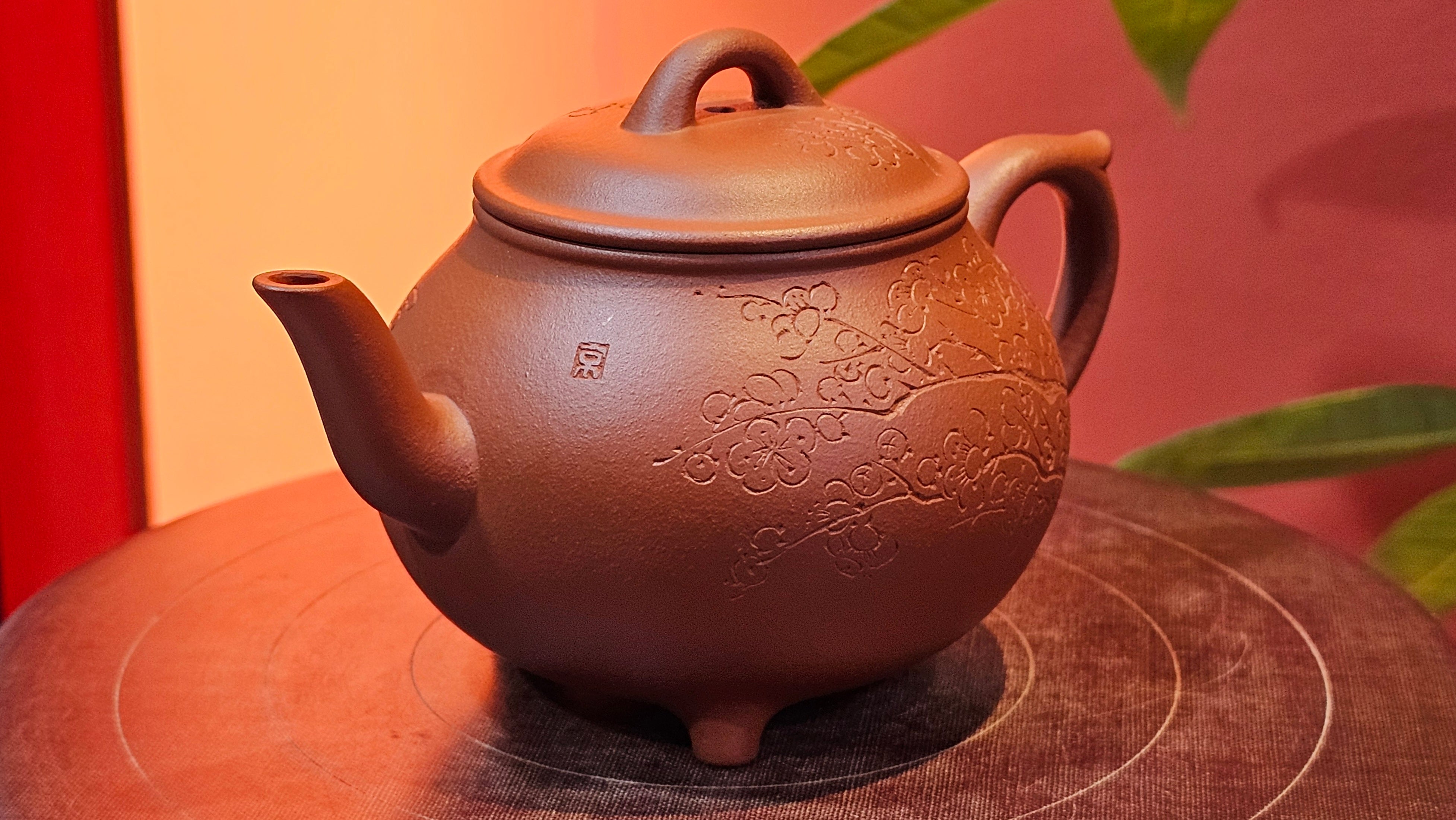 Meng Chen San Zu《孟臣三足》, 189.0ml, Xiao Hong Ni 小红泥, by our Craftsman Zhang Huan 张欢, Plum Blossoms Engraving by Craftsman Pe'eng Pe'eng 芃芃 ~ Congratulations to Prof Y.G.! 1608hrs 2nd August 2025, Long Beach! CA.