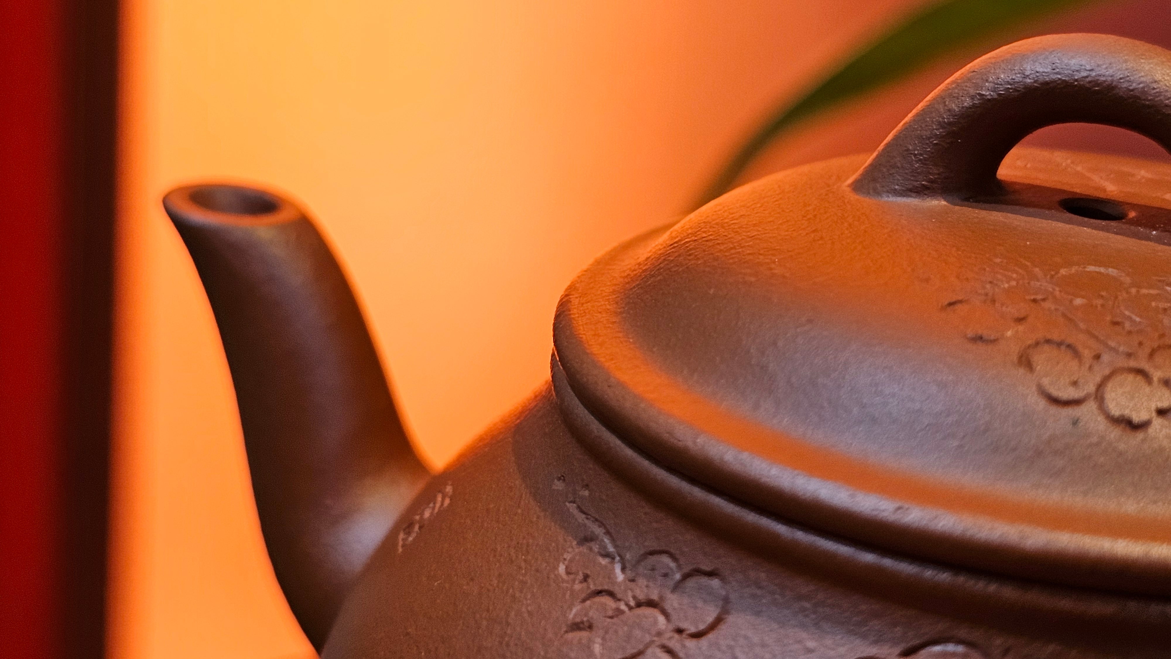 Meng Chen San Zu《孟臣三足》, 189.0ml, Xiao Hong Ni 小红泥, by our Craftsman Zhang Huan 张欢, Plum Blossoms Engraving by Craftsman Pe'eng Pe'eng 芃芃 ~ Congratulations to Prof Y.G.! 1608hrs 2nd August 2025, Long Beach! CA.