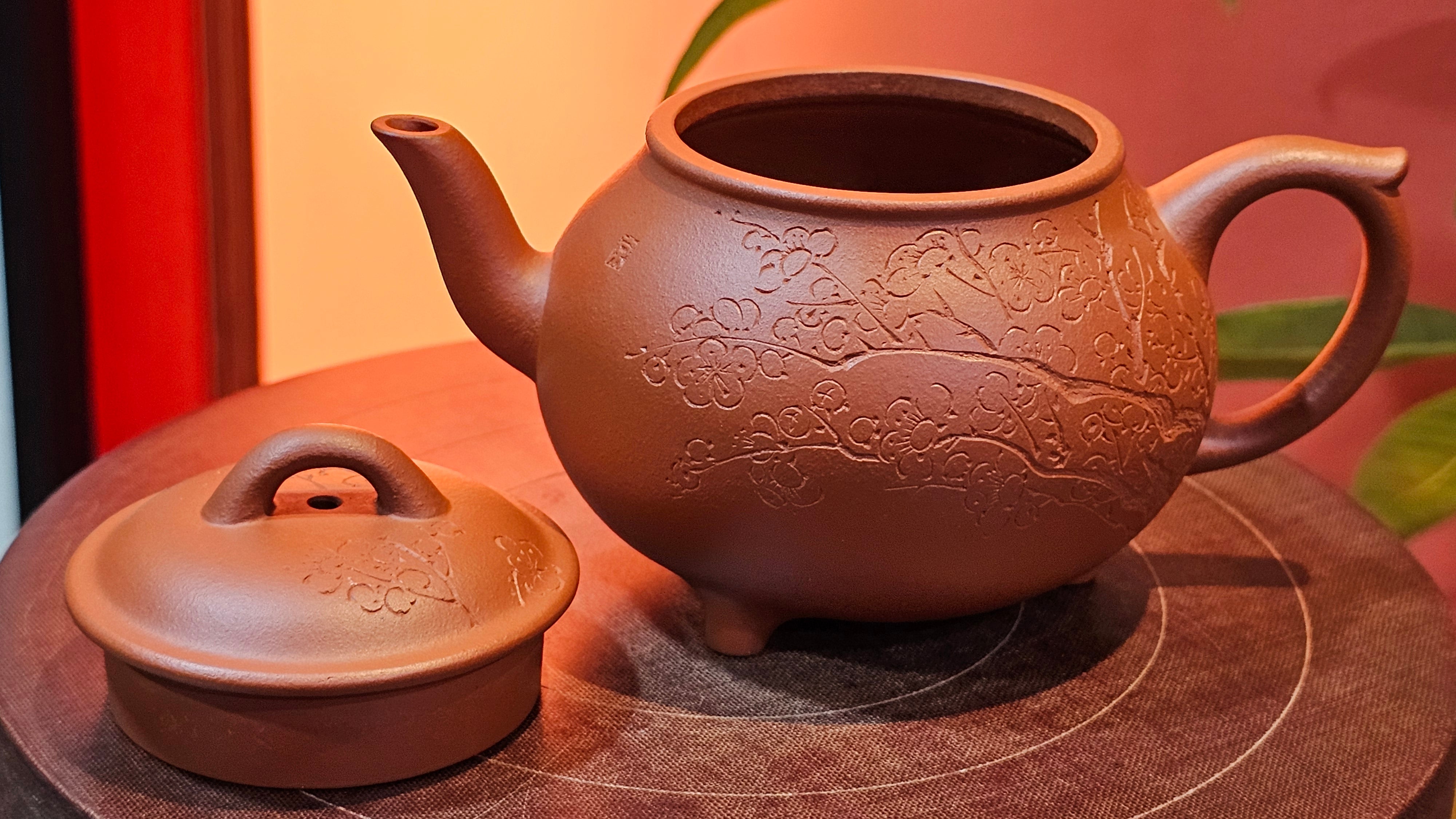 Meng Chen San Zu《孟臣三足》, 189.0ml, Xiao Hong Ni 小红泥, by our Craftsman Zhang Huan 张欢, Plum Blossoms Engraving by Craftsman Pe'eng Pe'eng 芃芃 ~ Congratulations to Prof Y.G.! 1608hrs 2nd August 2025, Long Beach! CA.