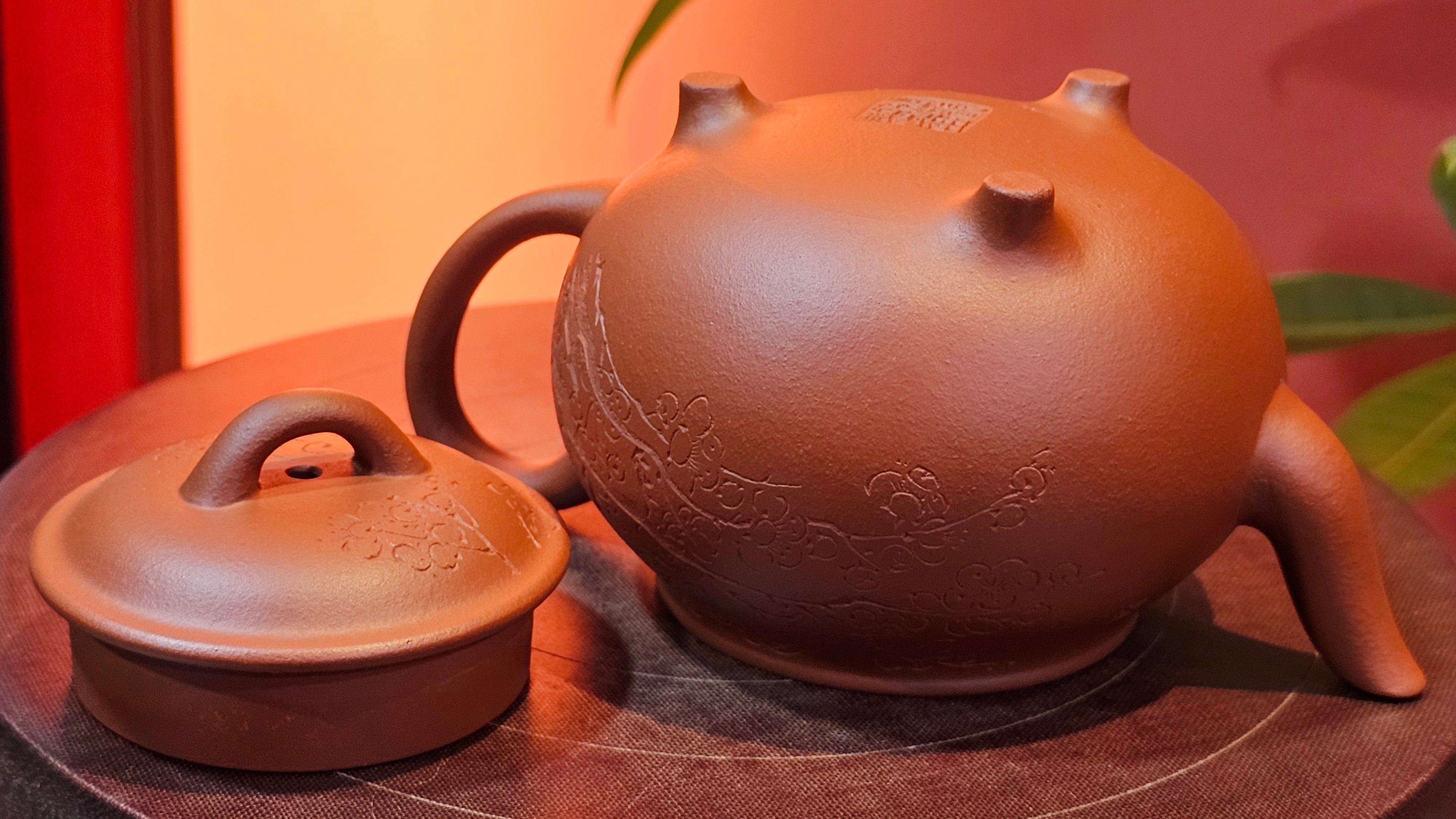 Meng Chen San Zu《孟臣三足》, 189.0ml, Xiao Hong Ni 小红泥, by our Craftsman Zhang Huan 张欢, Plum Blossoms Engraving by Craftsman Pe'eng Pe'eng 芃芃 ~ Congratulations to Prof Y.G.! 1608hrs 2nd August 2025, Long Beach! CA.
