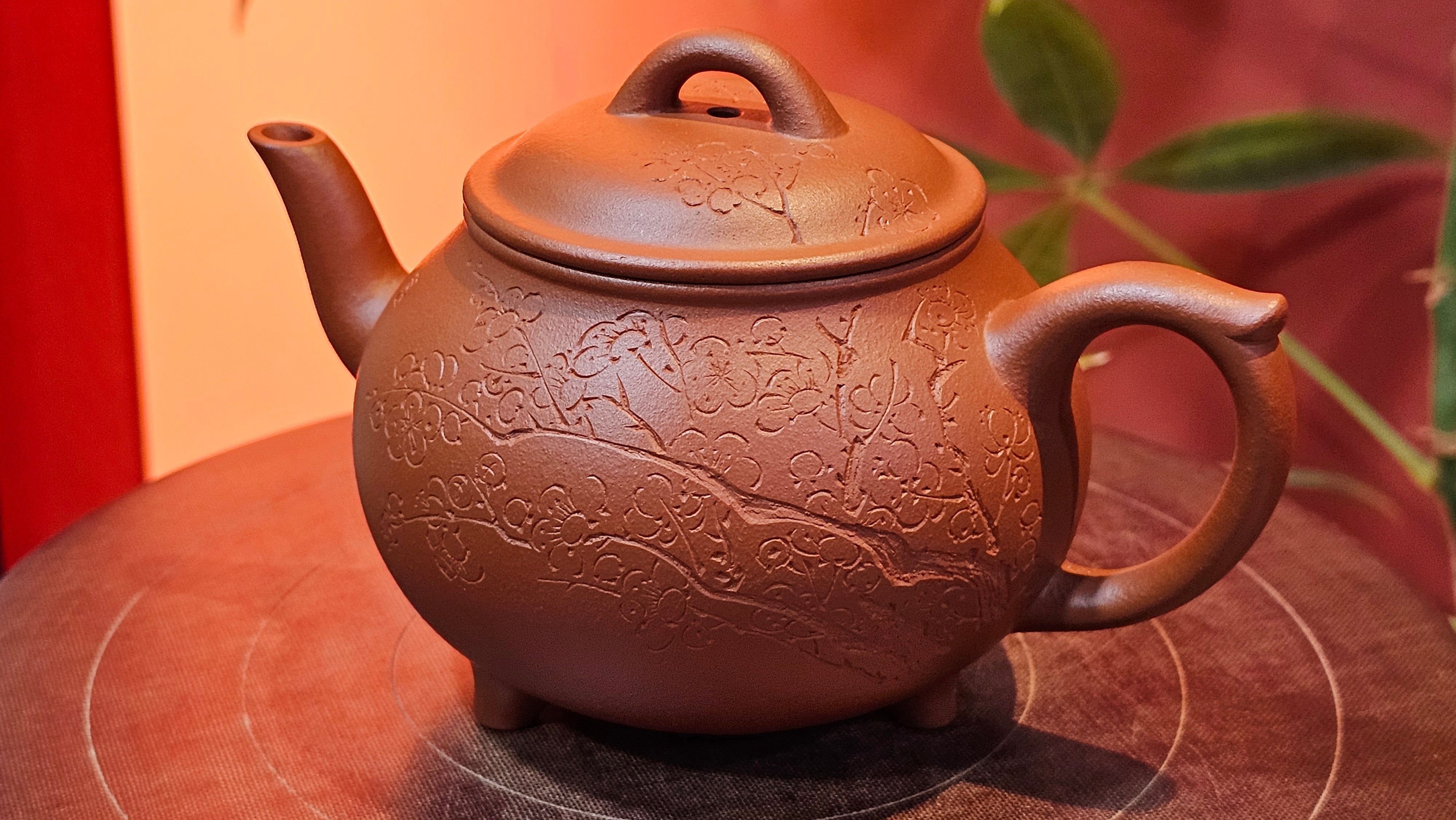 Meng Chen San Zu《孟臣三足》, 189.0ml, Xiao Hong Ni 小红泥, by our Craftsman Zhang Huan 张欢, Plum Blossoms Engraving by Craftsman Pe'eng Pe'eng 芃芃 ~ Congratulations to Prof Y.G.! 1608hrs 2nd August 2025, Long Beach! CA.