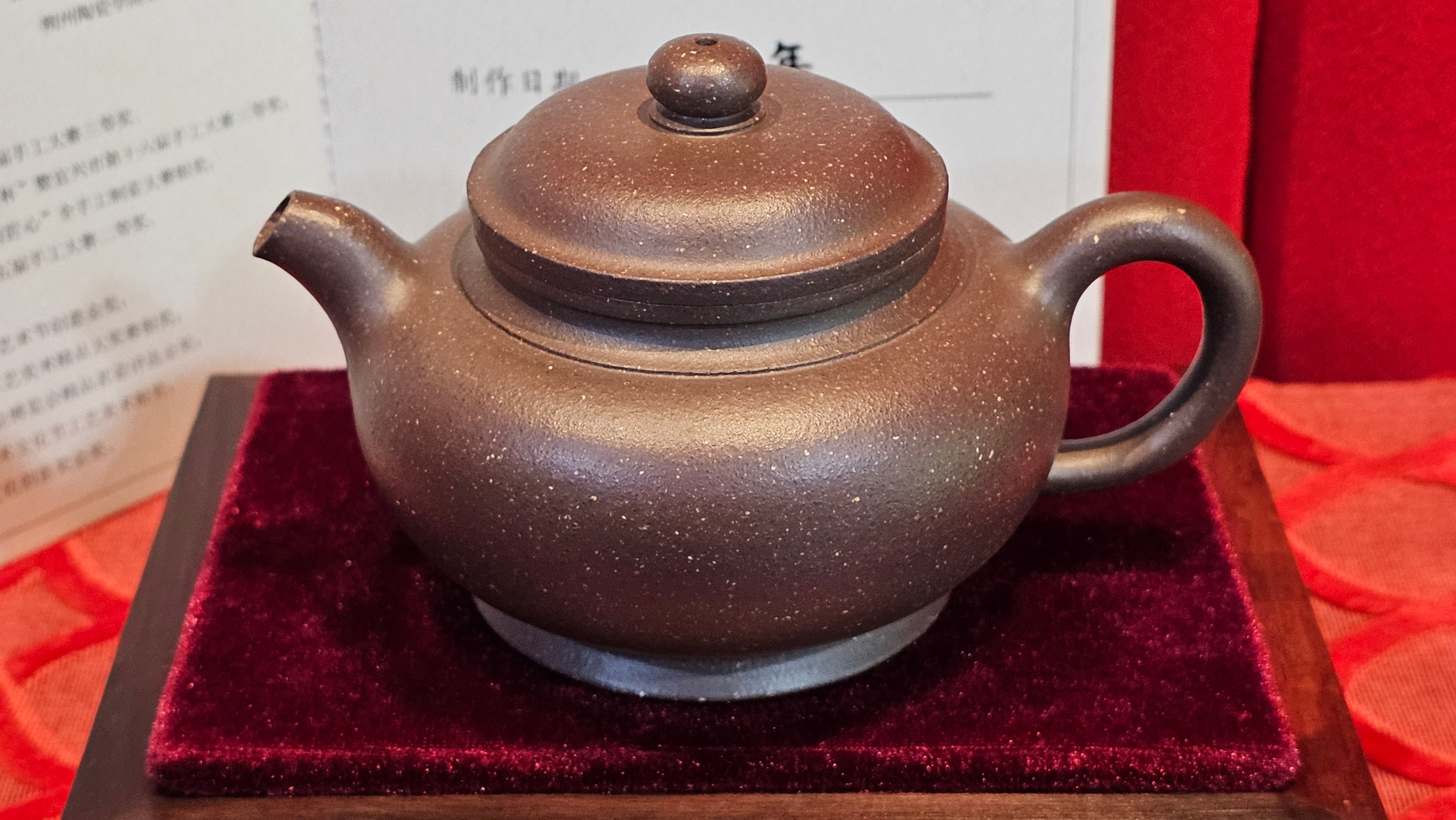 《宫灯》"Gong Deng", 240.5ml, Qing Hui Duan Ni 青灰段泥 ~ Crafted by L3A Consummate Master Artist Li Yan Ru 李艳如 ~ Congratulations to Mr T.L.! 2344hrs 2nd August 2025, Singapore🇸🇬!