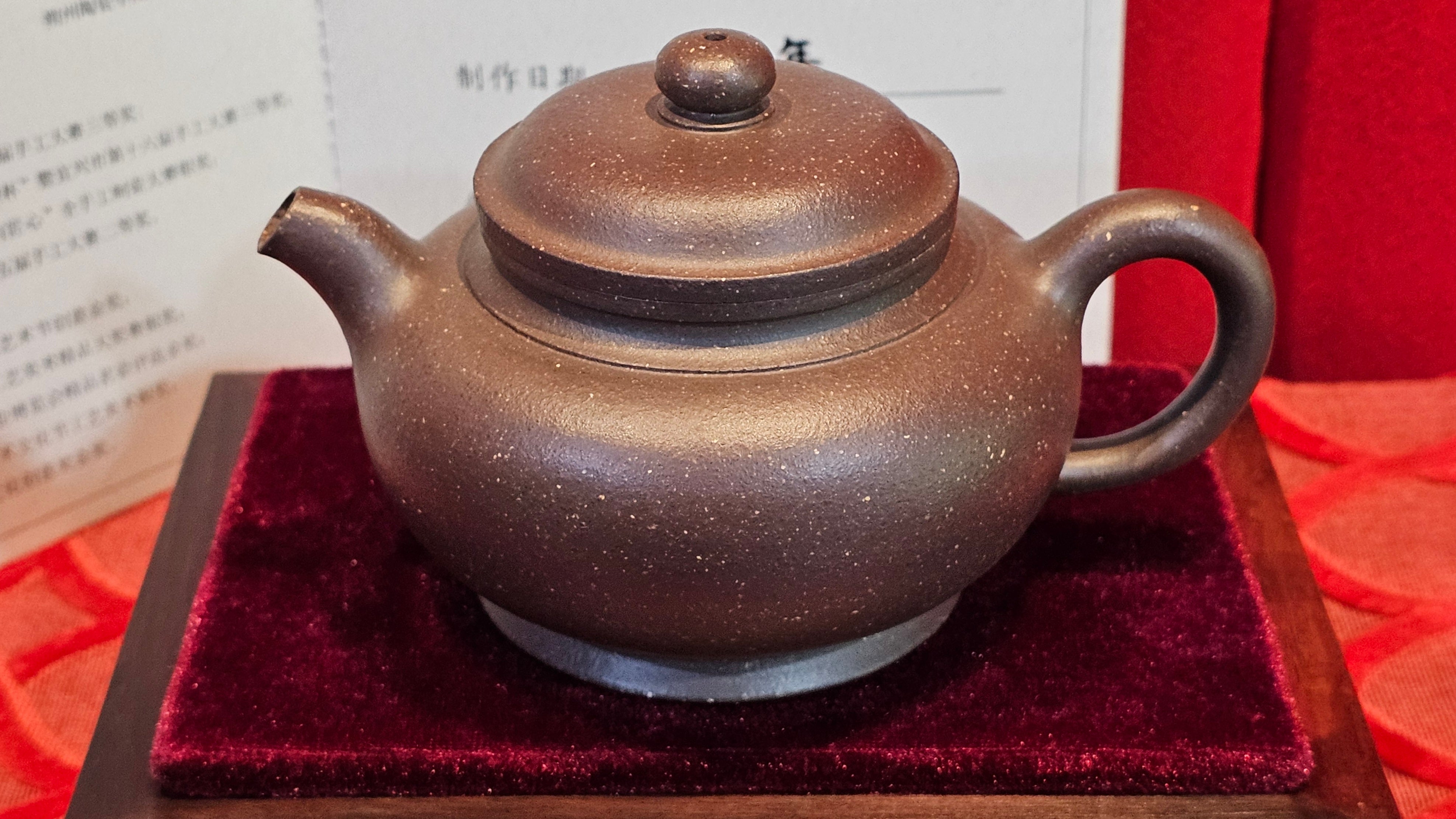 《宫灯》"Gong Deng", 240.5ml, Qing Hui Duan Ni 青灰段泥 ~ Crafted by L3A Consummate Master Artist Li Yan Ru 李艳如 ~ Congratulations to Mr T.L.! 2344hrs 2nd August 2025, Singapore🇸🇬!