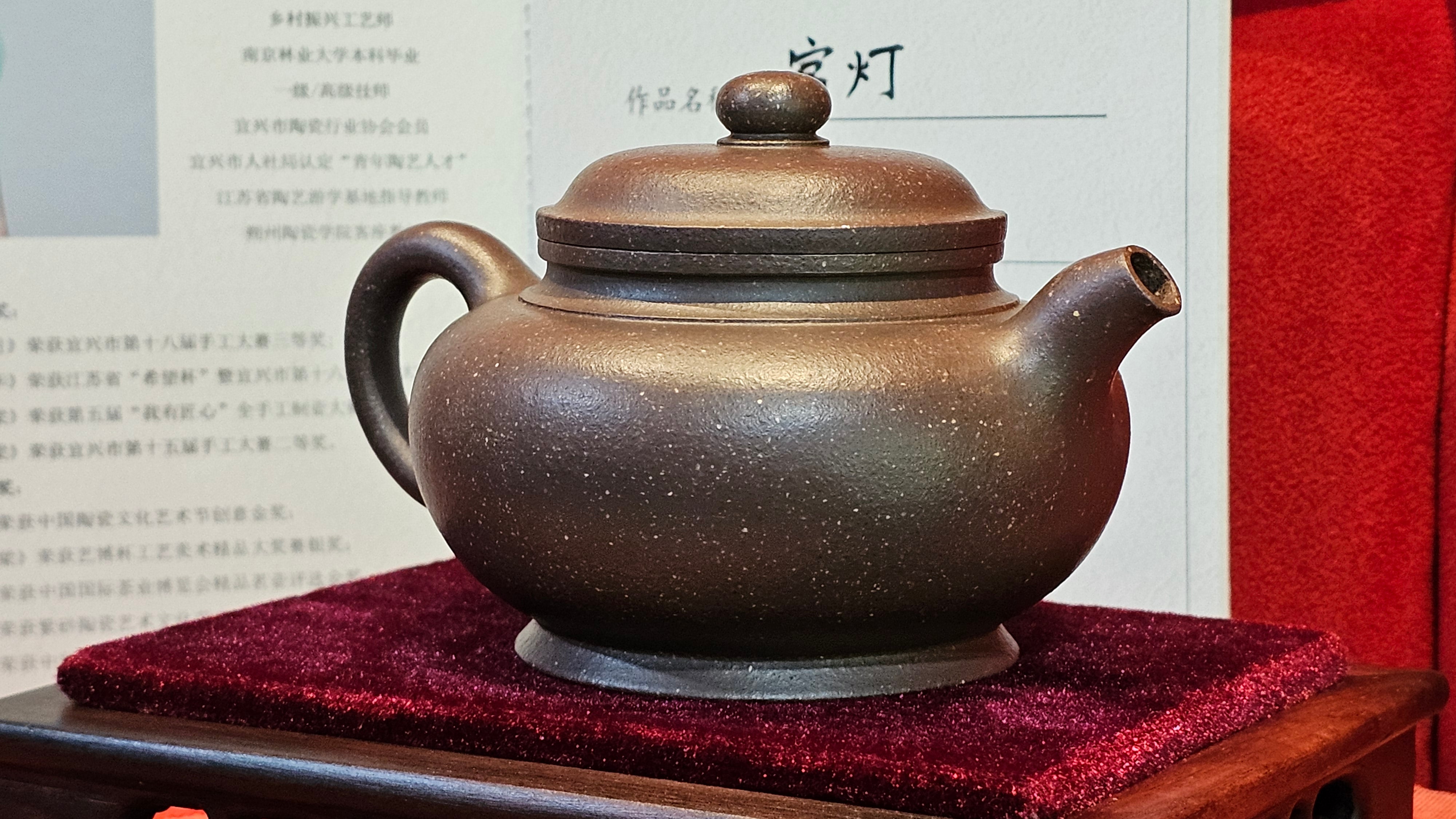《宫灯》"Gong Deng", 240.5ml, Qing Hui Duan Ni 青灰段泥 ~ Crafted by L3A Consummate Master Artist Li Yan Ru 李艳如 ~ Congratulations to Mr T.L.! 2344hrs 2nd August 2025, Singapore🇸🇬!