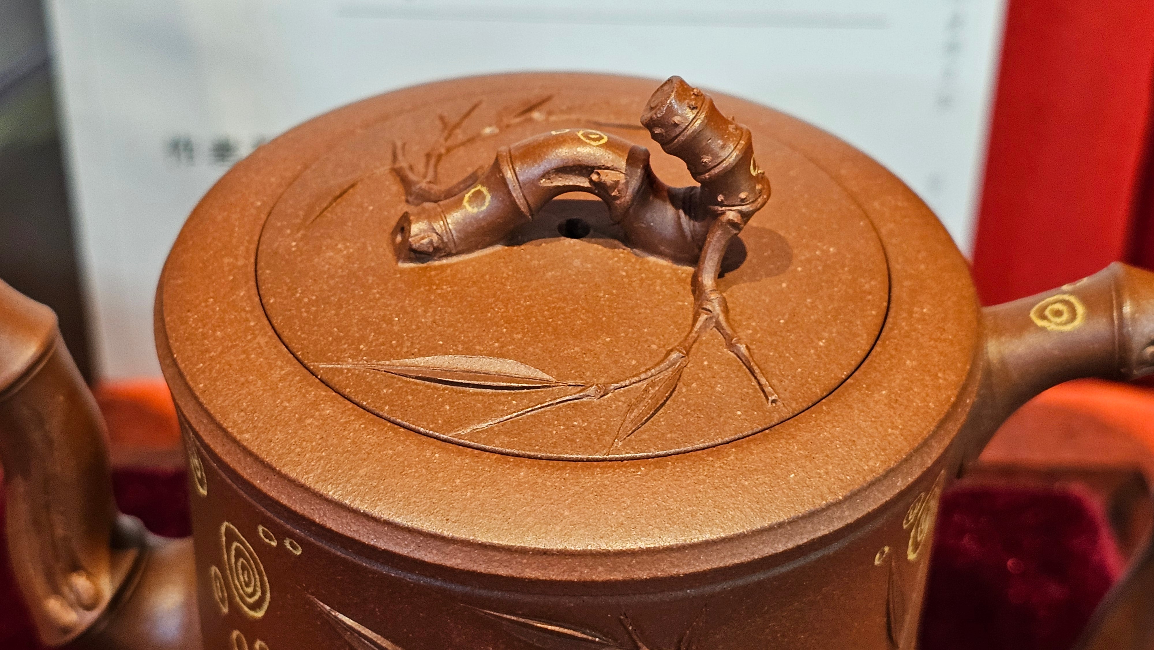 《湘妃竹段》"Xiang Fei Zhu Duan", 240.8ml, Di Cao Qing Zi Ni with Duan Ni Clay embellishments for the characteristic "Xiang Fei Bamboo" Patterns, by L4 Assoc Master Yu Chun Lei 俞春雷 ~ !Congratulations to Mr T.N., 1647hrs 3rd Aug 2025, Mississauga! Canada🇨🇦.