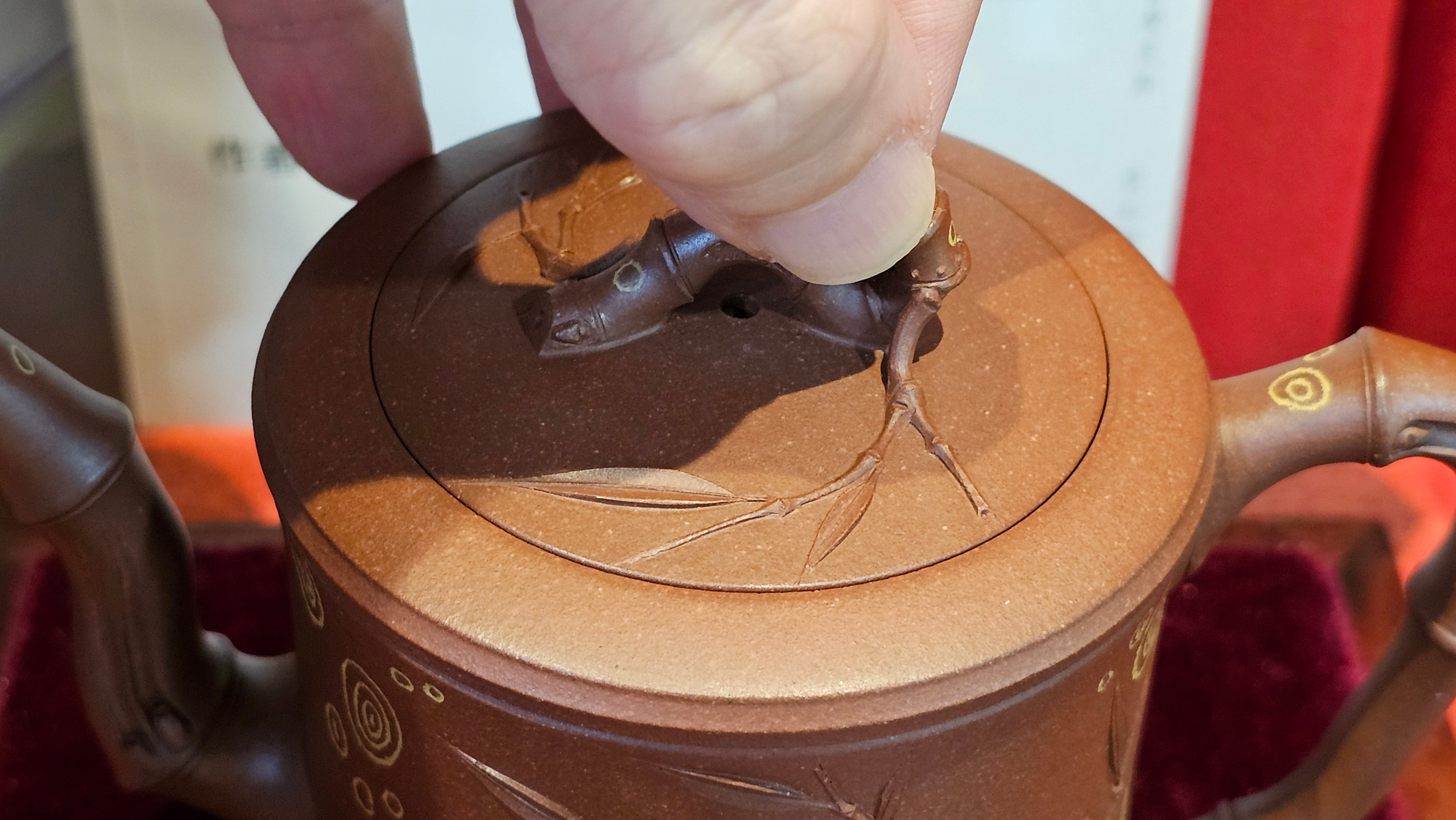 《湘妃竹段》"Xiang Fei Zhu Duan", 240.8ml, Di Cao Qing Zi Ni with Duan Ni Clay embellishments for the characteristic "Xiang Fei Bamboo" Patterns, by L4 Assoc Master Yu Chun Lei 俞春雷 ~ !Congratulations to Mr T.N., 1647hrs 3rd Aug 2025, Mississauga! Canada🇨🇦.