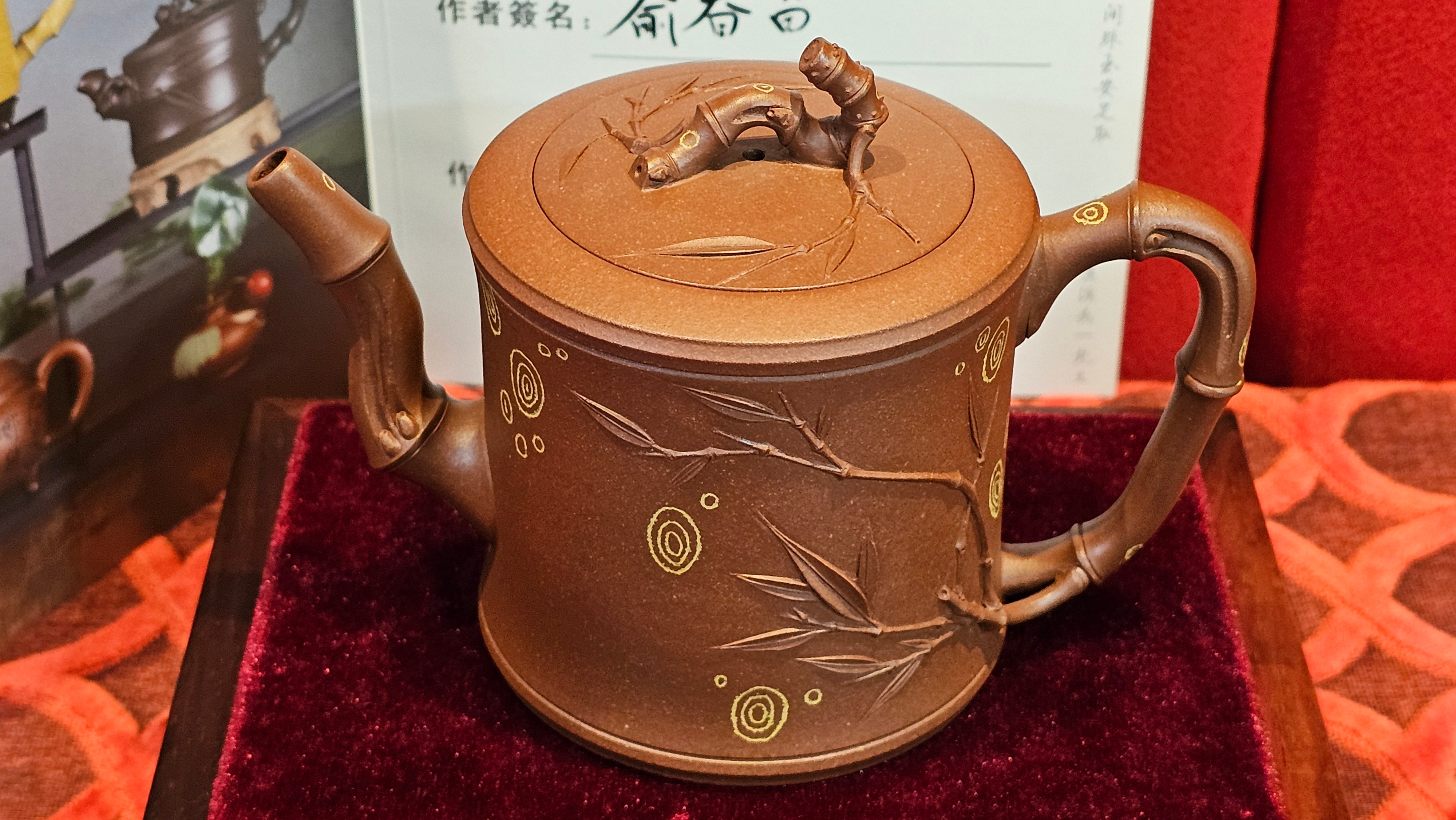 《湘妃竹段》"Xiang Fei Zhu Duan", 240.8ml, Di Cao Qing Zi Ni with Duan Ni Clay embellishments for the characteristic "Xiang Fei Bamboo" Patterns, by L4 Assoc Master Yu Chun Lei 俞春雷 ~ !Congratulations to Mr T.N., 1647hrs 3rd Aug 2025, Mississauga! Canada🇨🇦.